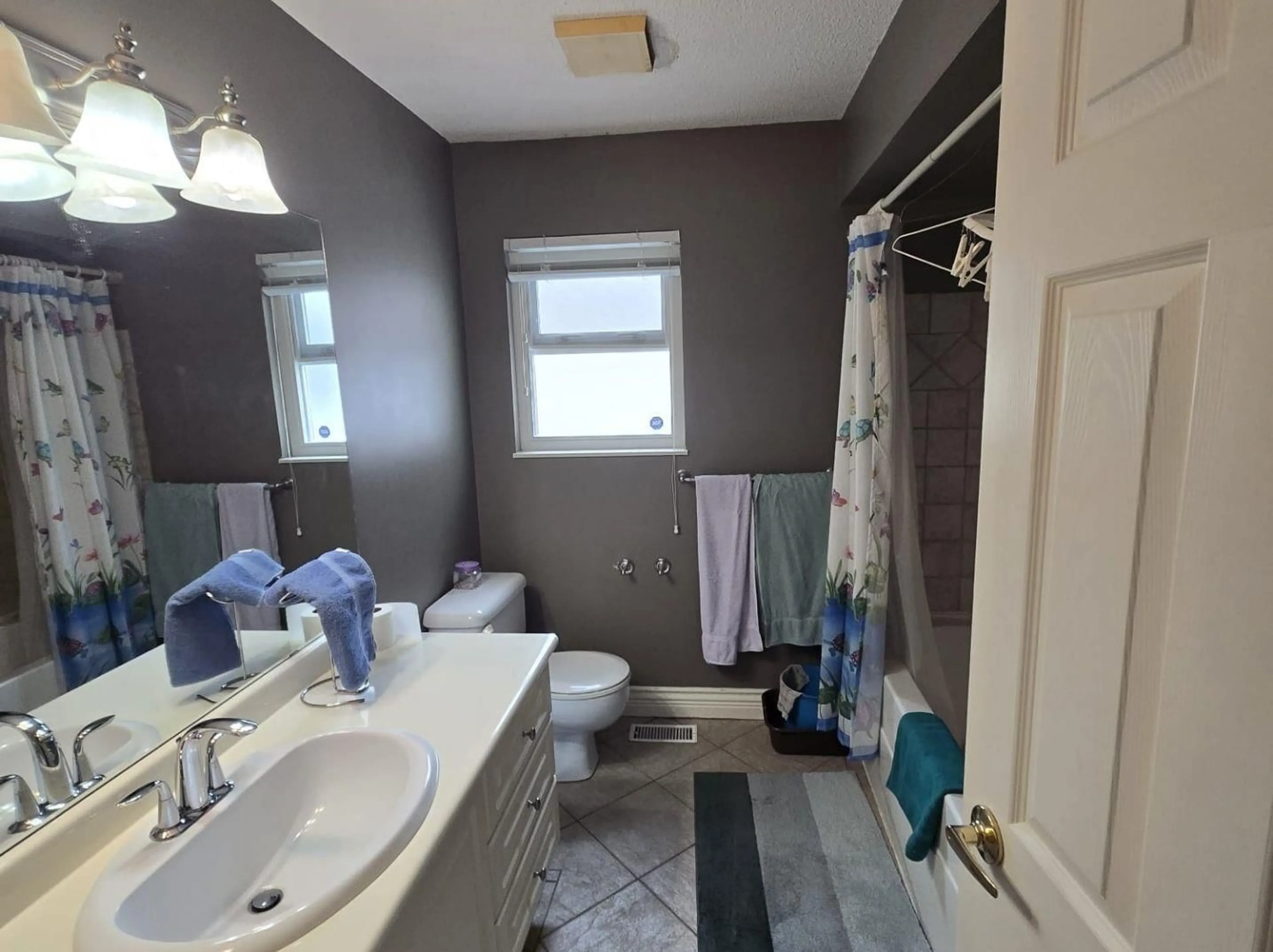 Standard bathroom, ceramic/tile floor for 13934 TALLON, Surrey British Columbia V3V5X8
