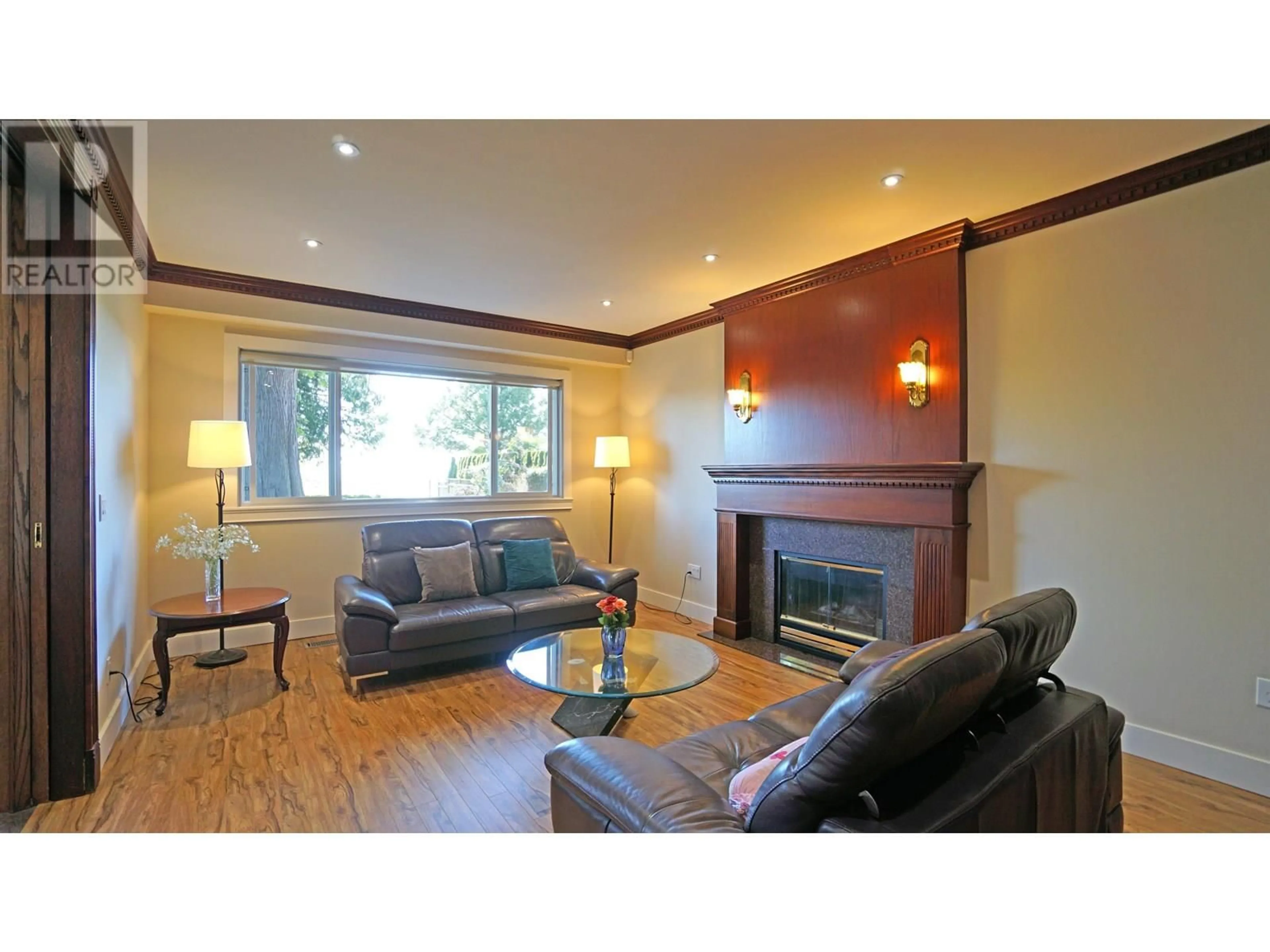 Living room with furniture, wood/laminate floor for 1015 PACIFIC DRIVE, Delta British Columbia V0V0V0