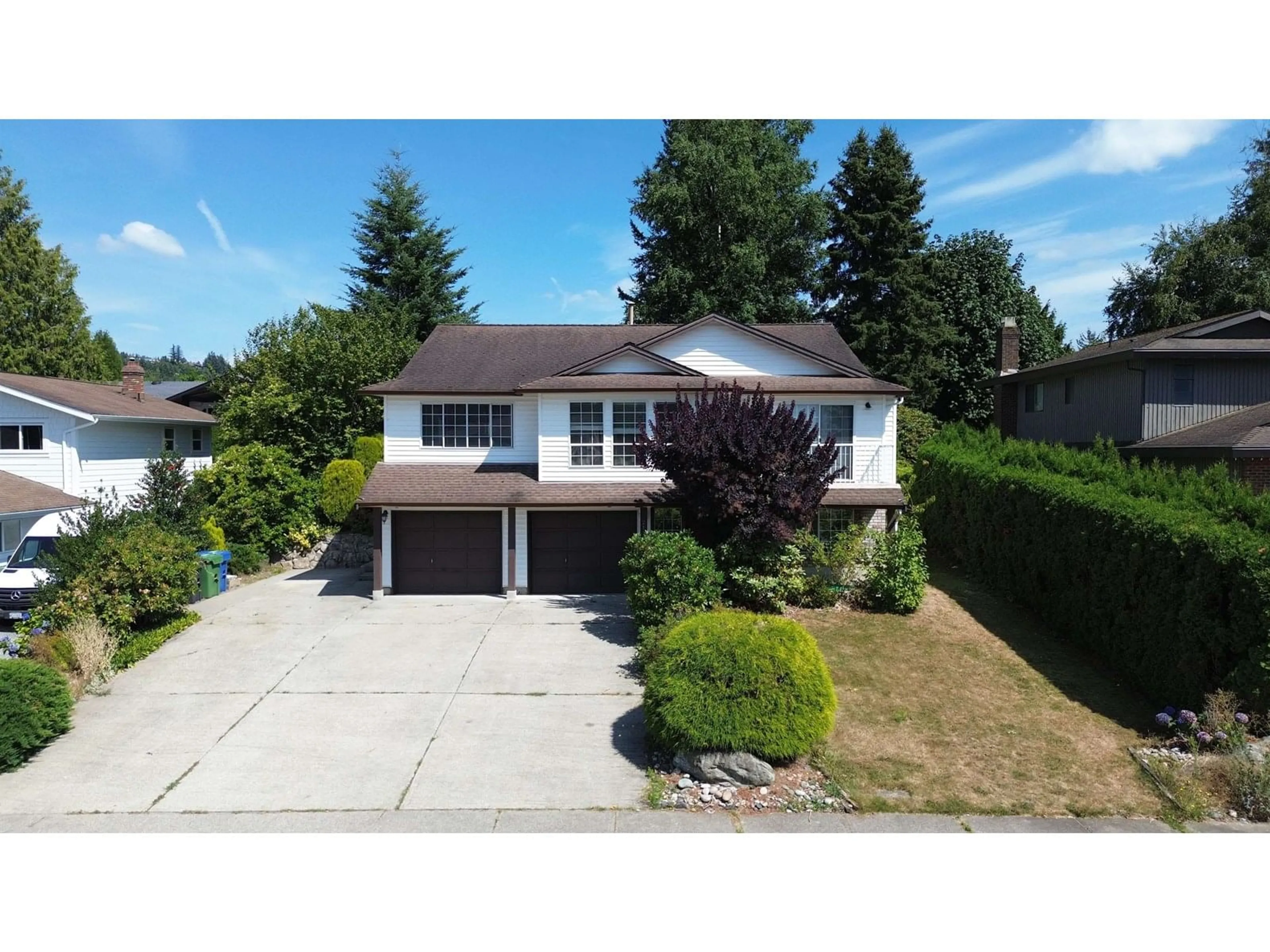 A pic from outside/outdoor area/front of a property/back of a property/a pic from drone, street for 2138 ESSEX, Abbotsford British Columbia V2S7R8