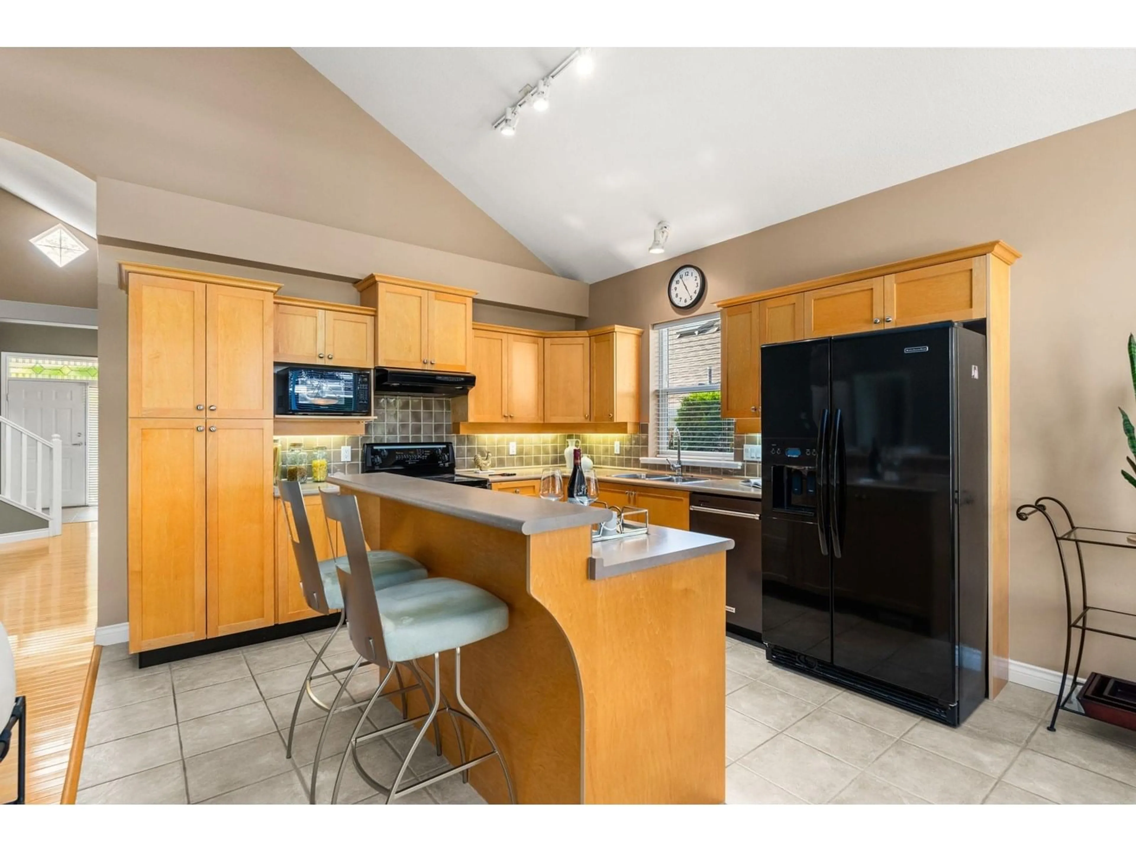 Open concept kitchen, ceramic/tile floor for 38 - 3500 144, Surrey British Columbia V4P3J6
