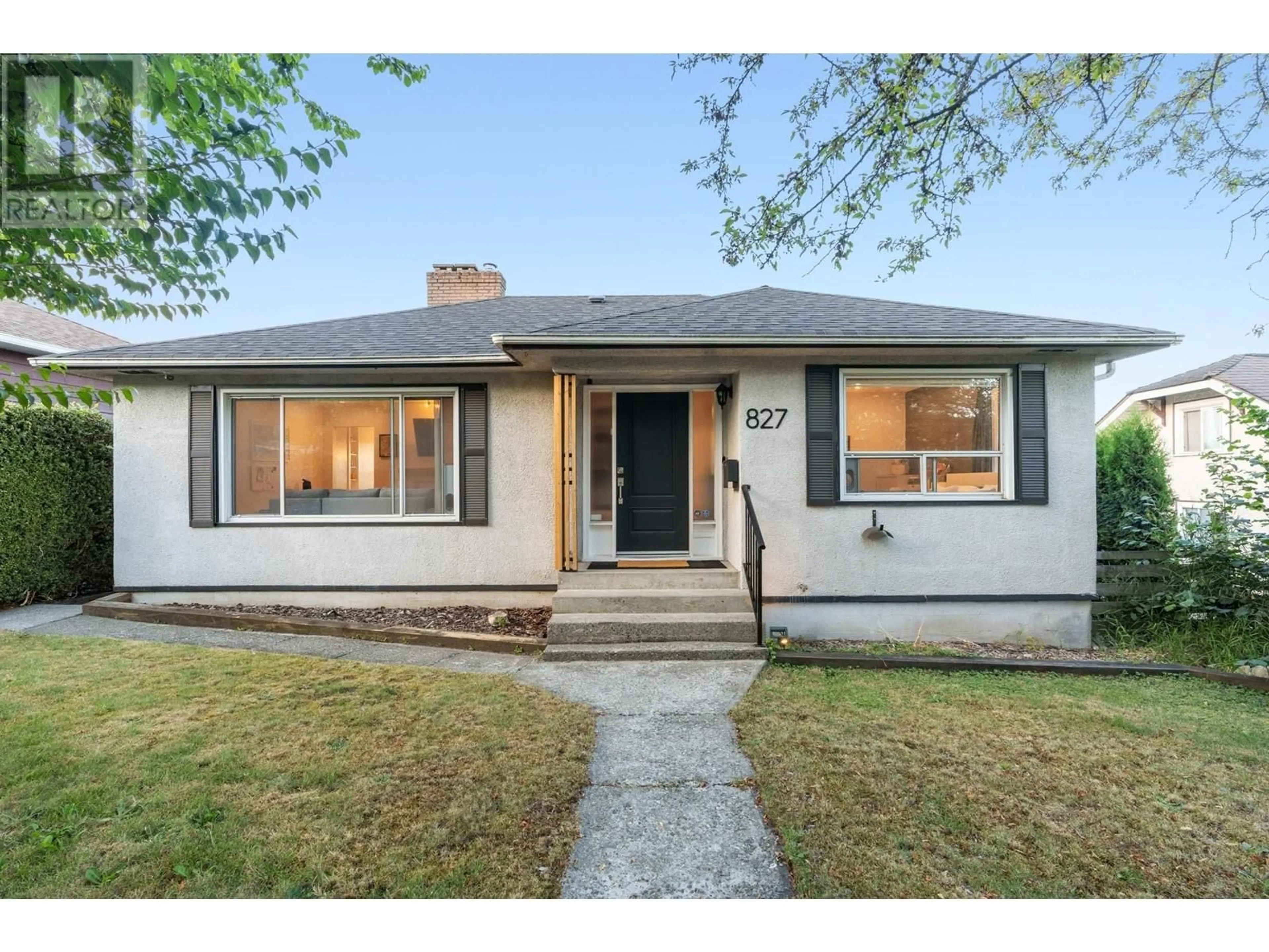 Home with vinyl exterior material, street for 827 BURNABY STREET, New Westminster British Columbia V3L4V8