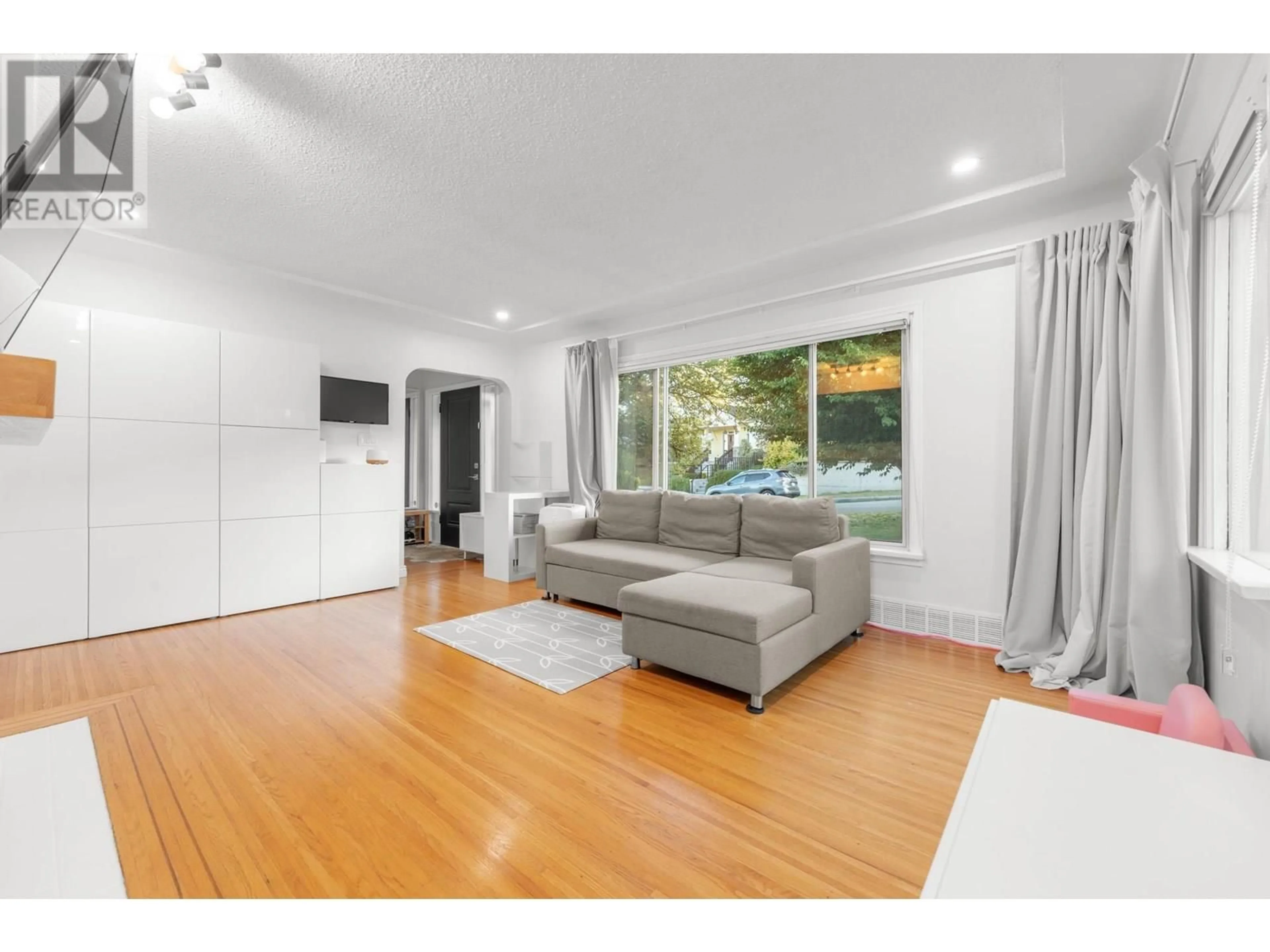 Living room with furniture, wood/laminate floor for 827 BURNABY STREET, New Westminster British Columbia V3L4V8