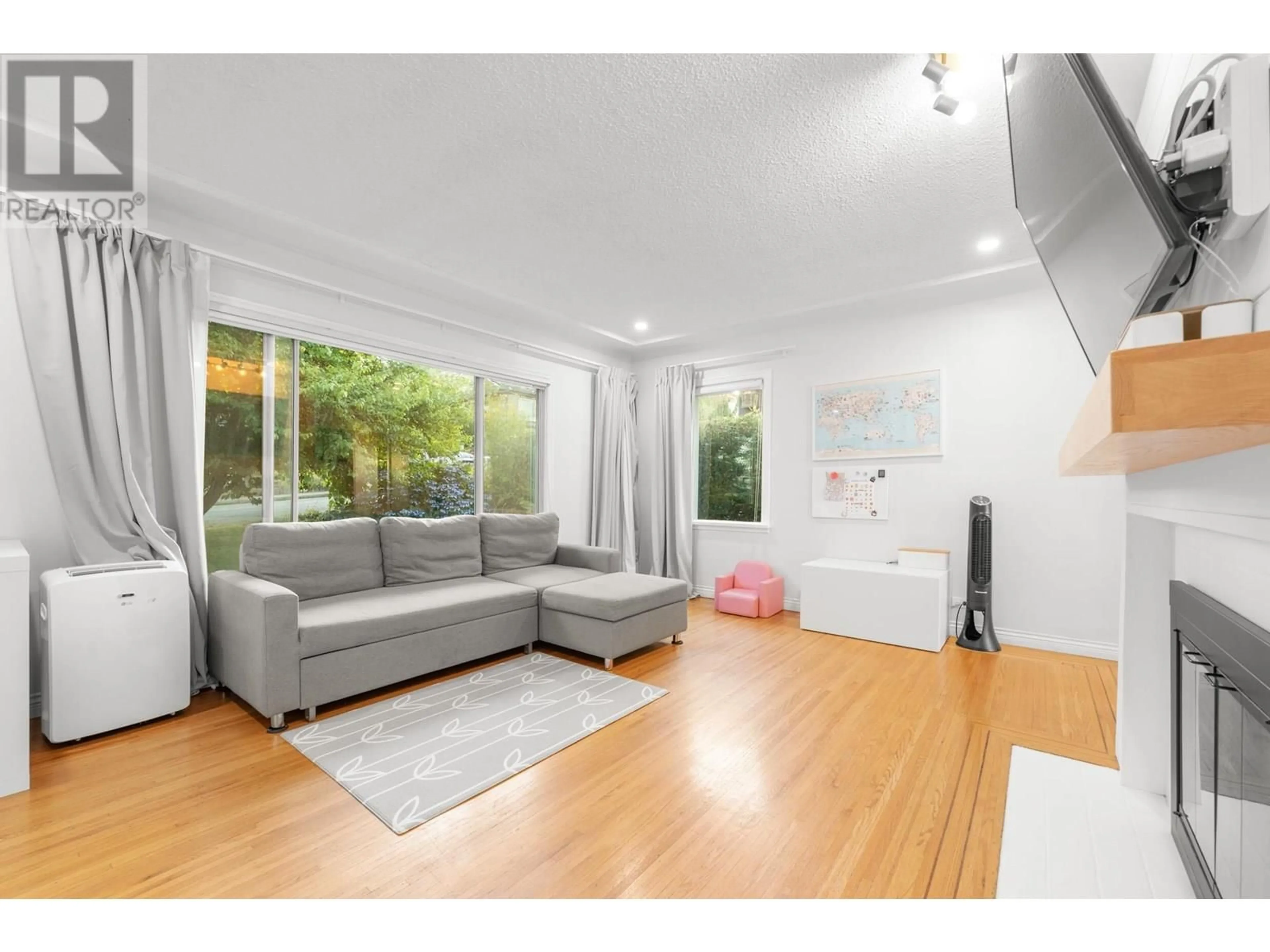 A pic of a room for 827 BURNABY STREET, New Westminster British Columbia V3L4V8