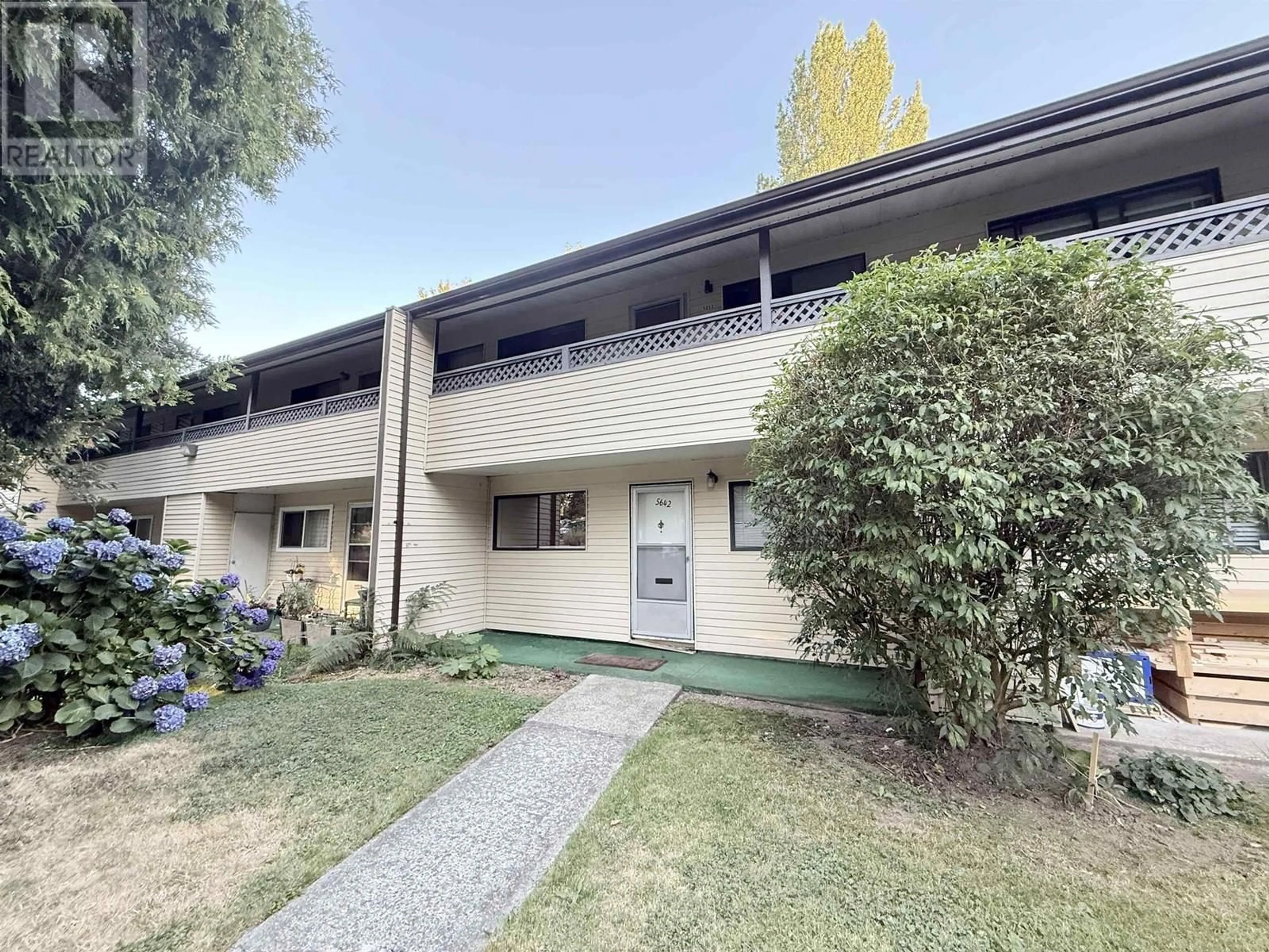 A pic from outside/outdoor area/front of a property/back of a property/a pic from drone, unknown for 5642 BROADWAY, Burnaby British Columbia V5B1W7