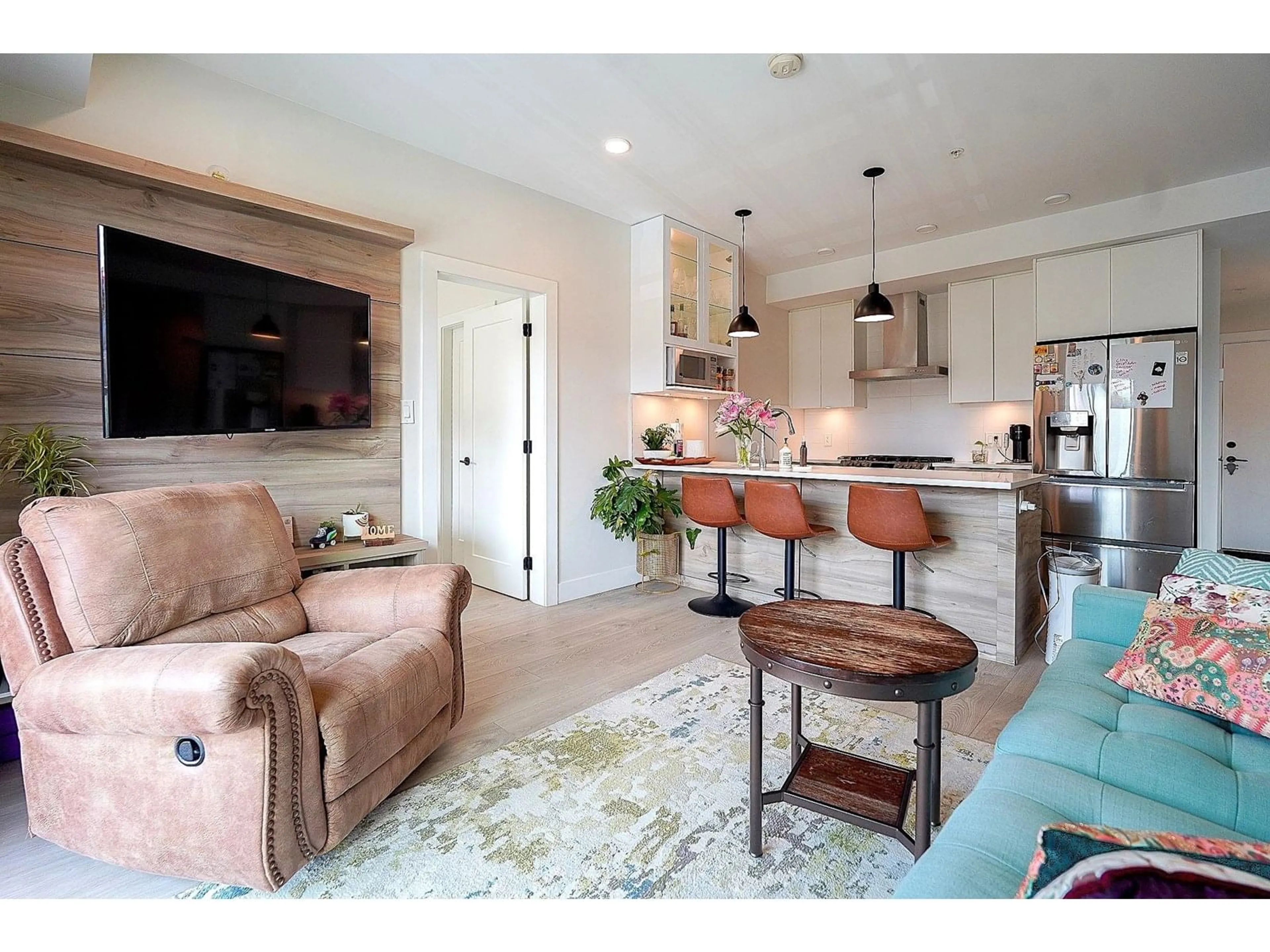 Open concept kitchen, wood/laminate floor for 208 - 14818 60, Surrey British Columbia V3S0B5