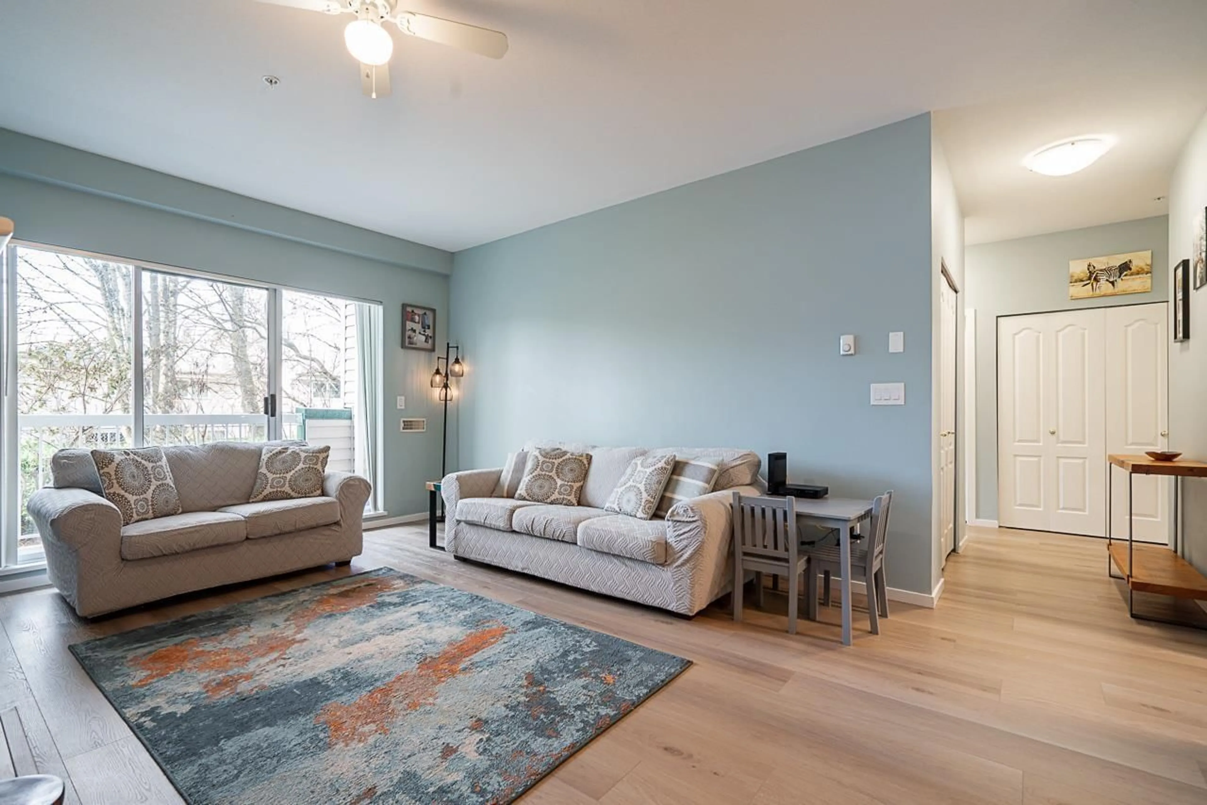 Living room with furniture, wood/laminate floor for 125 - 13911 70, Surrey British Columbia V3W6B4