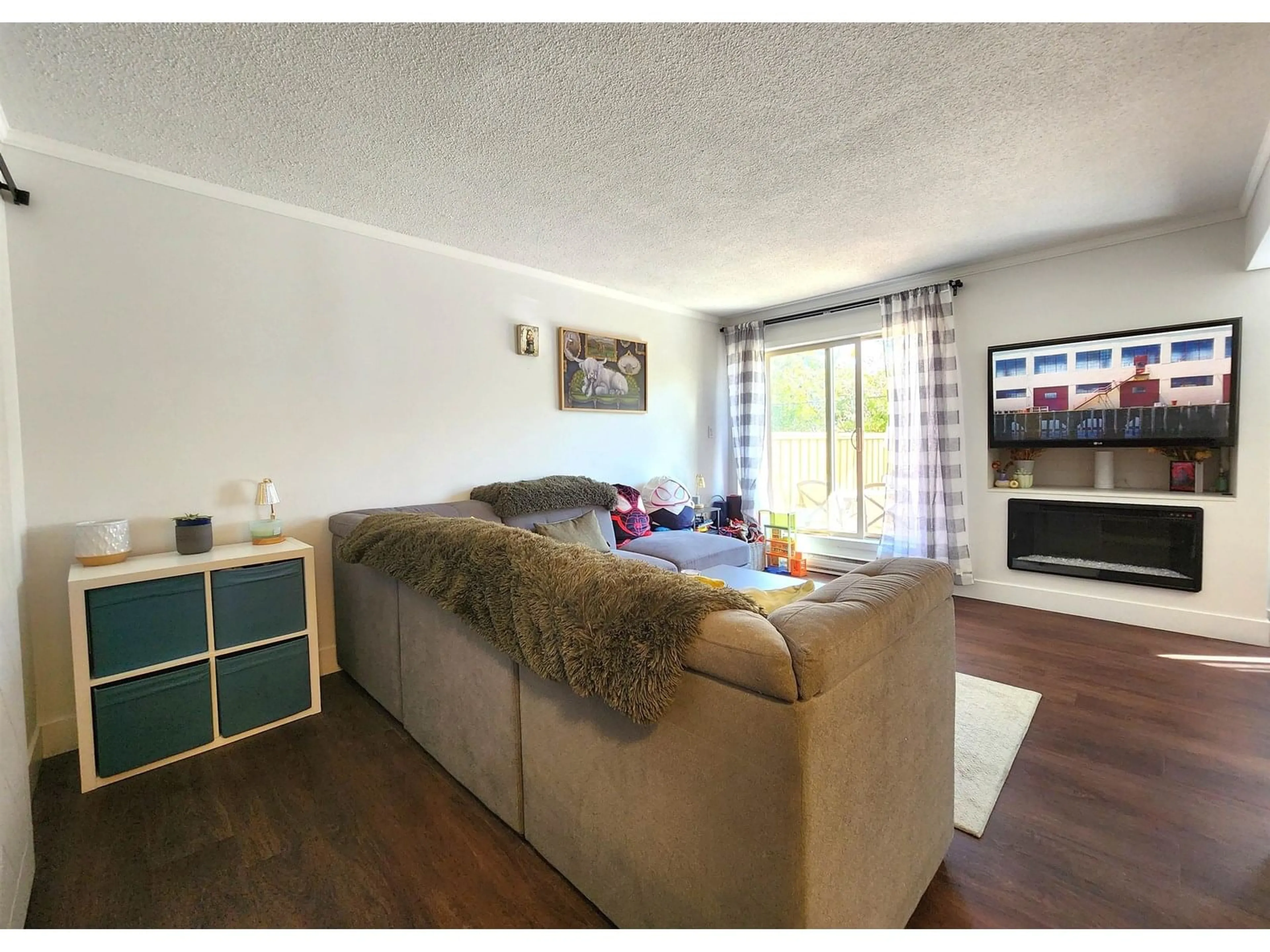 Living room with furniture, wood/laminate floor for 193 - 27456 32, Langley British Columbia V4W3P3