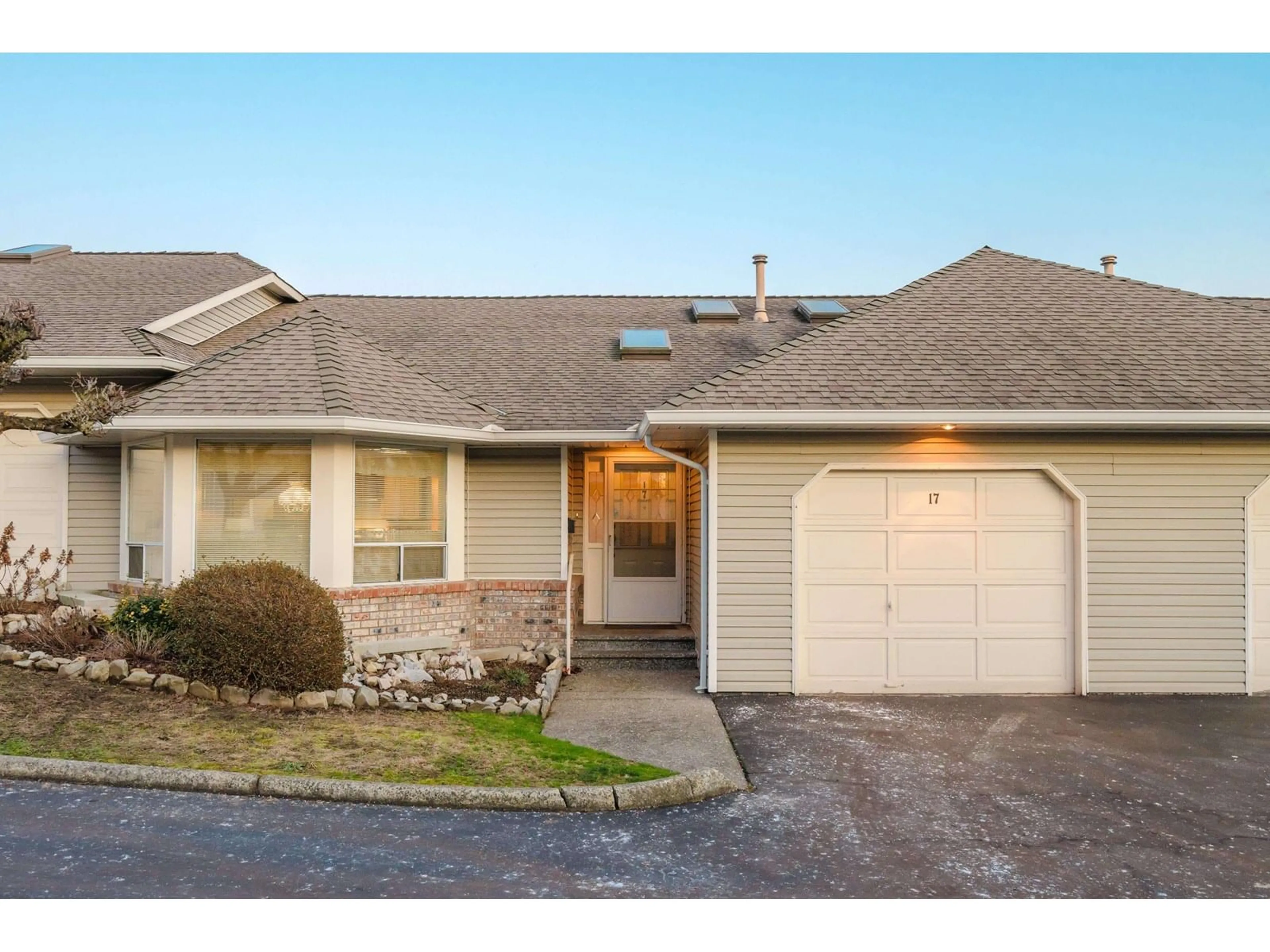 Home with vinyl exterior material, street for 17 - 32615 MURRAY, Abbotsford British Columbia V2T4T8