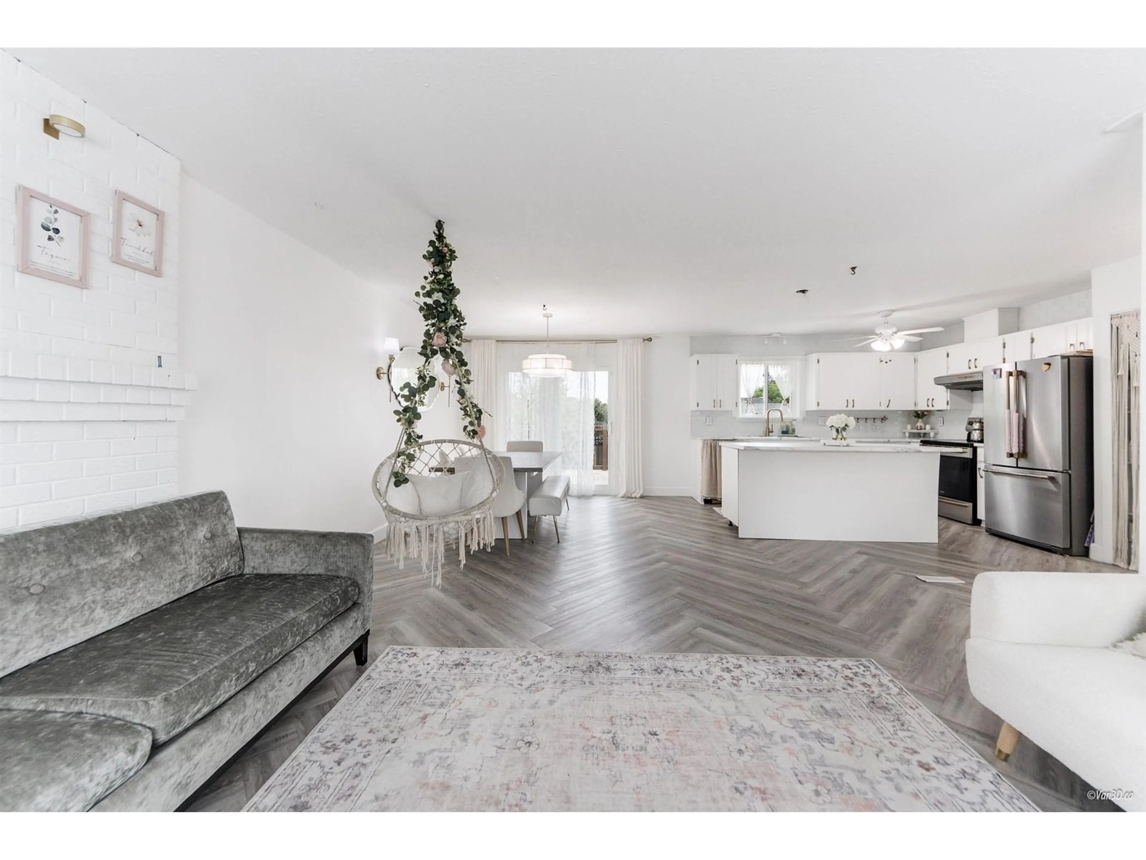 Open concept kitchen, unknown for 7720 CEDAR, Mission British Columbia V2V3M5