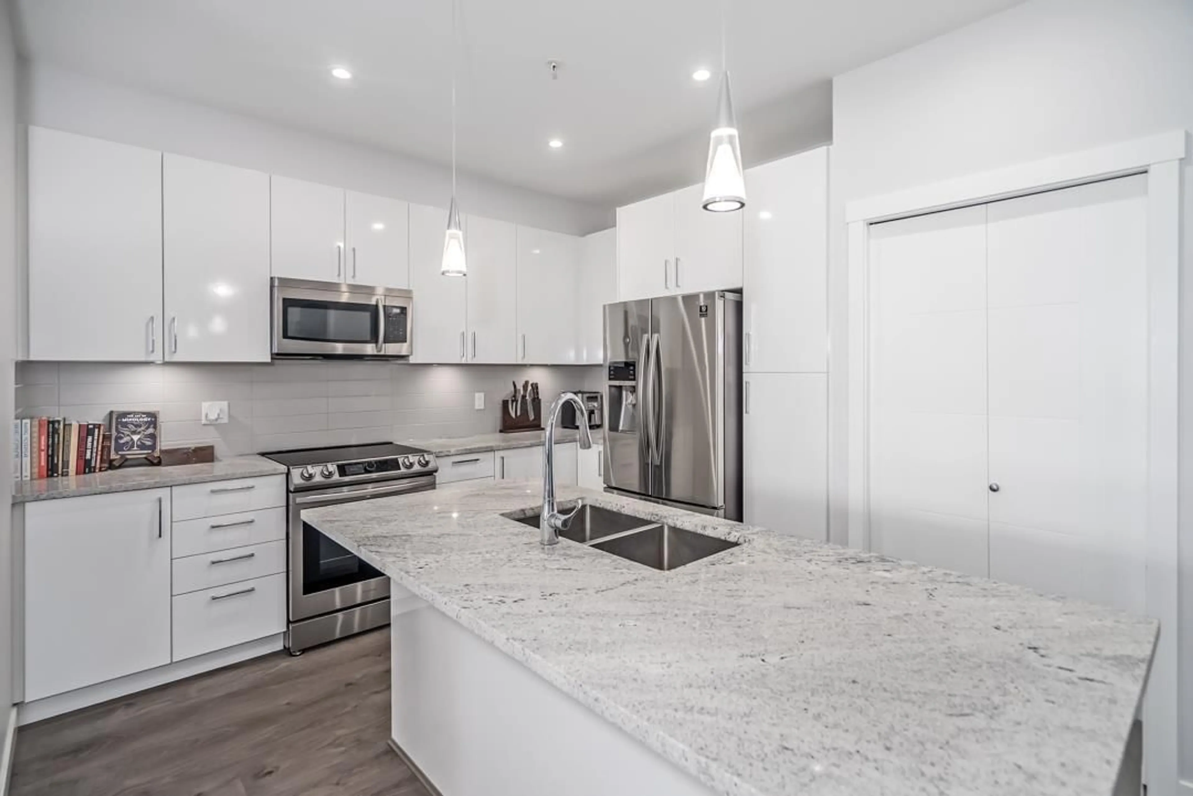 Open concept kitchen, ceramic/tile floor for 303 - 45562 AIRPORT ROAD, Chilliwack British Columbia V2P0J8