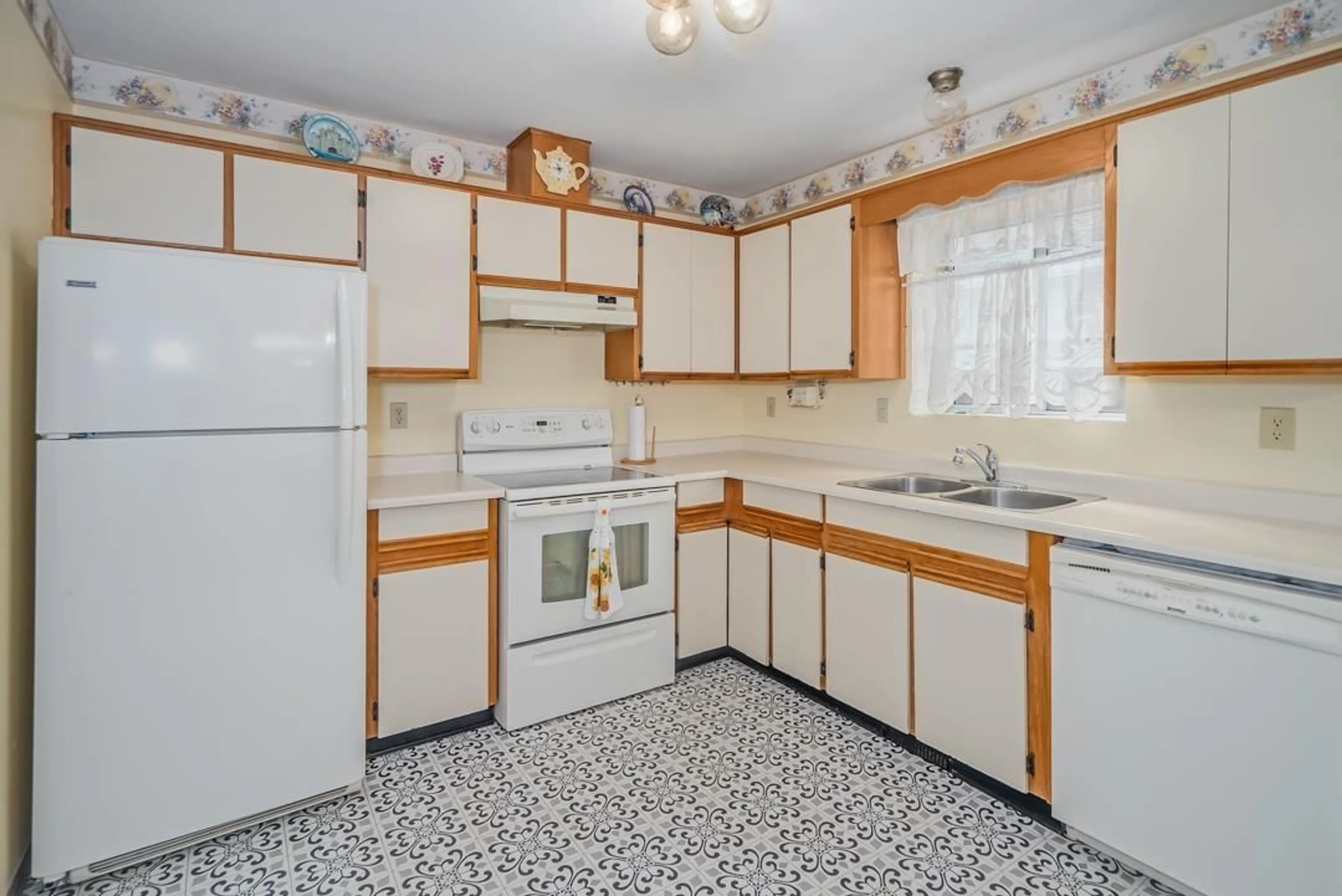 Standard kitchen, ceramic/tile floor for 9131 212A, Langley British Columbia V1M1K1