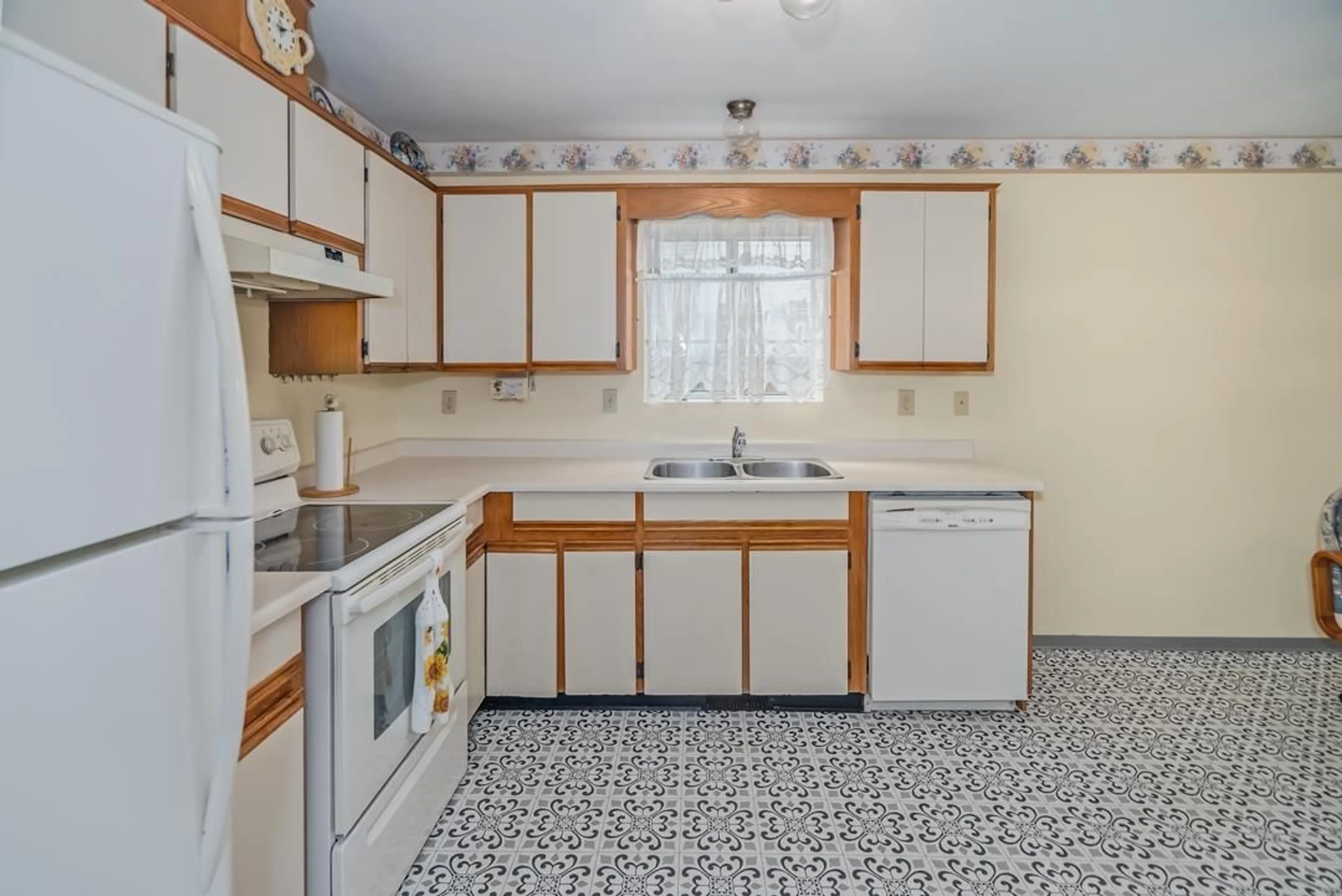 Standard kitchen, ceramic/tile floor for 9131 212A, Langley British Columbia V1M1K1