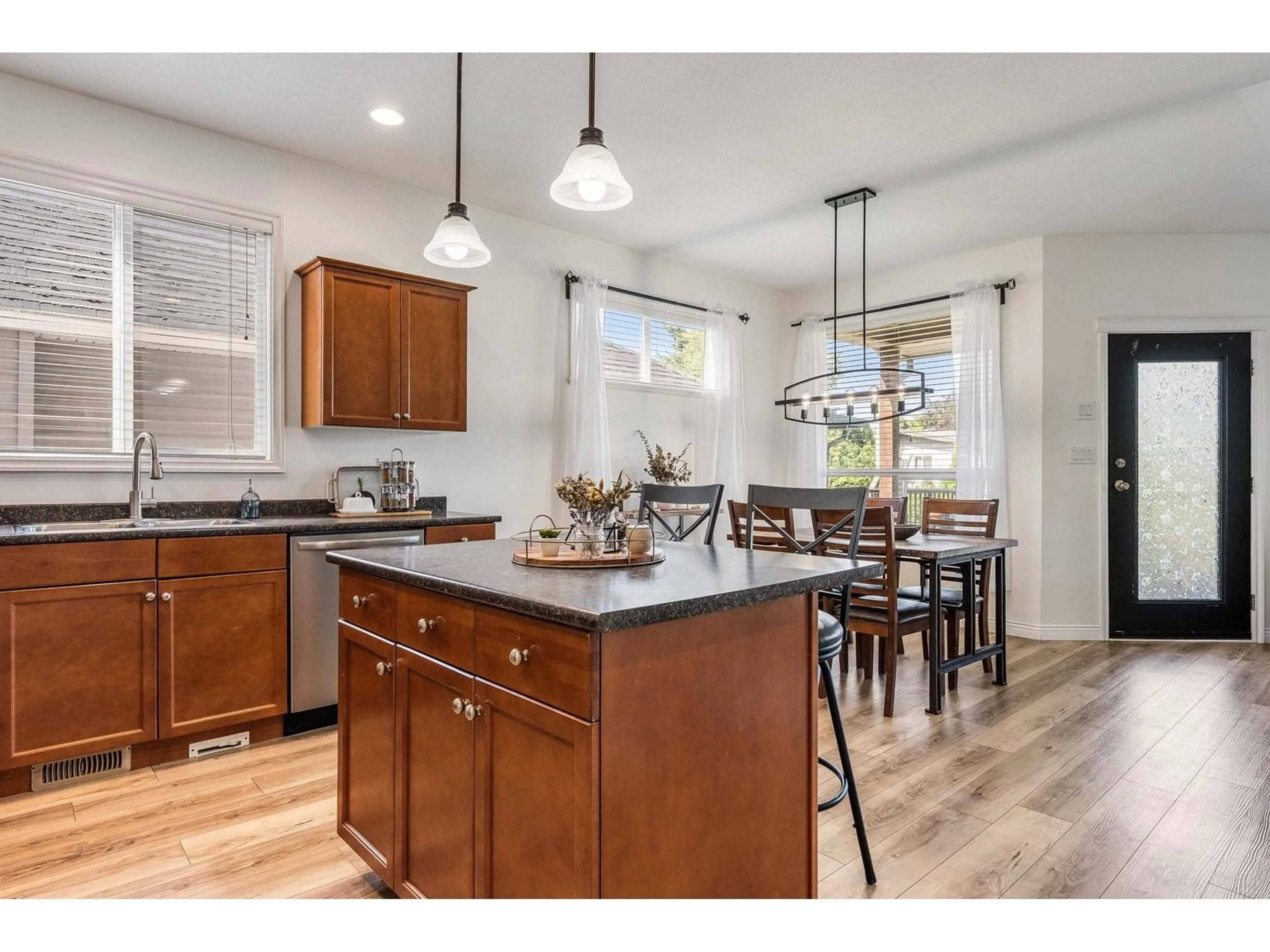 Open concept kitchen, unknown for 9343 COOTE STREET, Chilliwack British Columbia V2P6B6