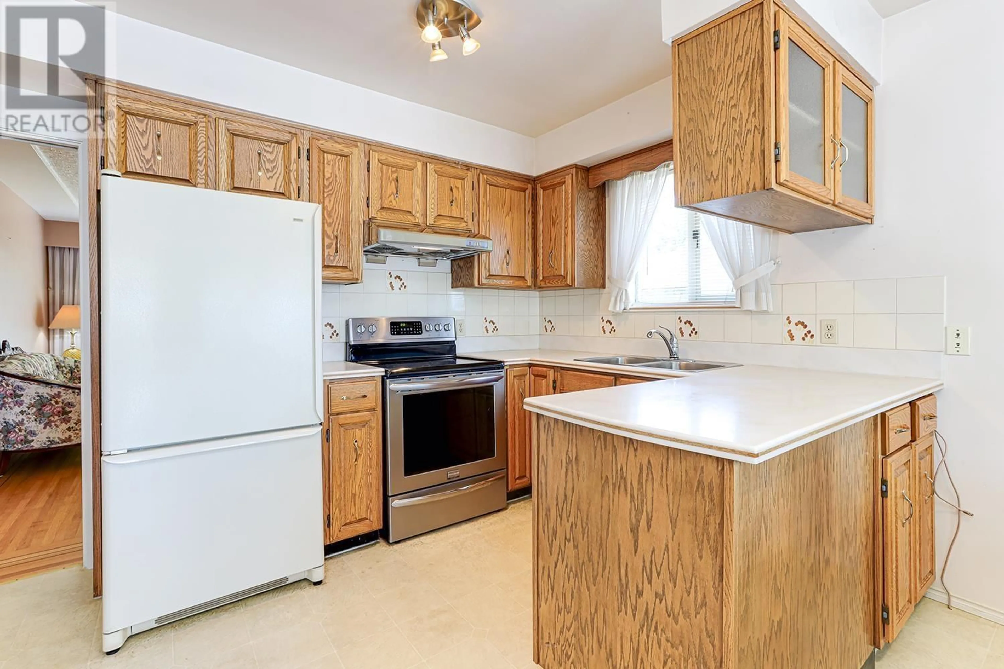 Standard kitchen, unknown for 2553 20TH AVENUE, Vancouver British Columbia V5M2T5