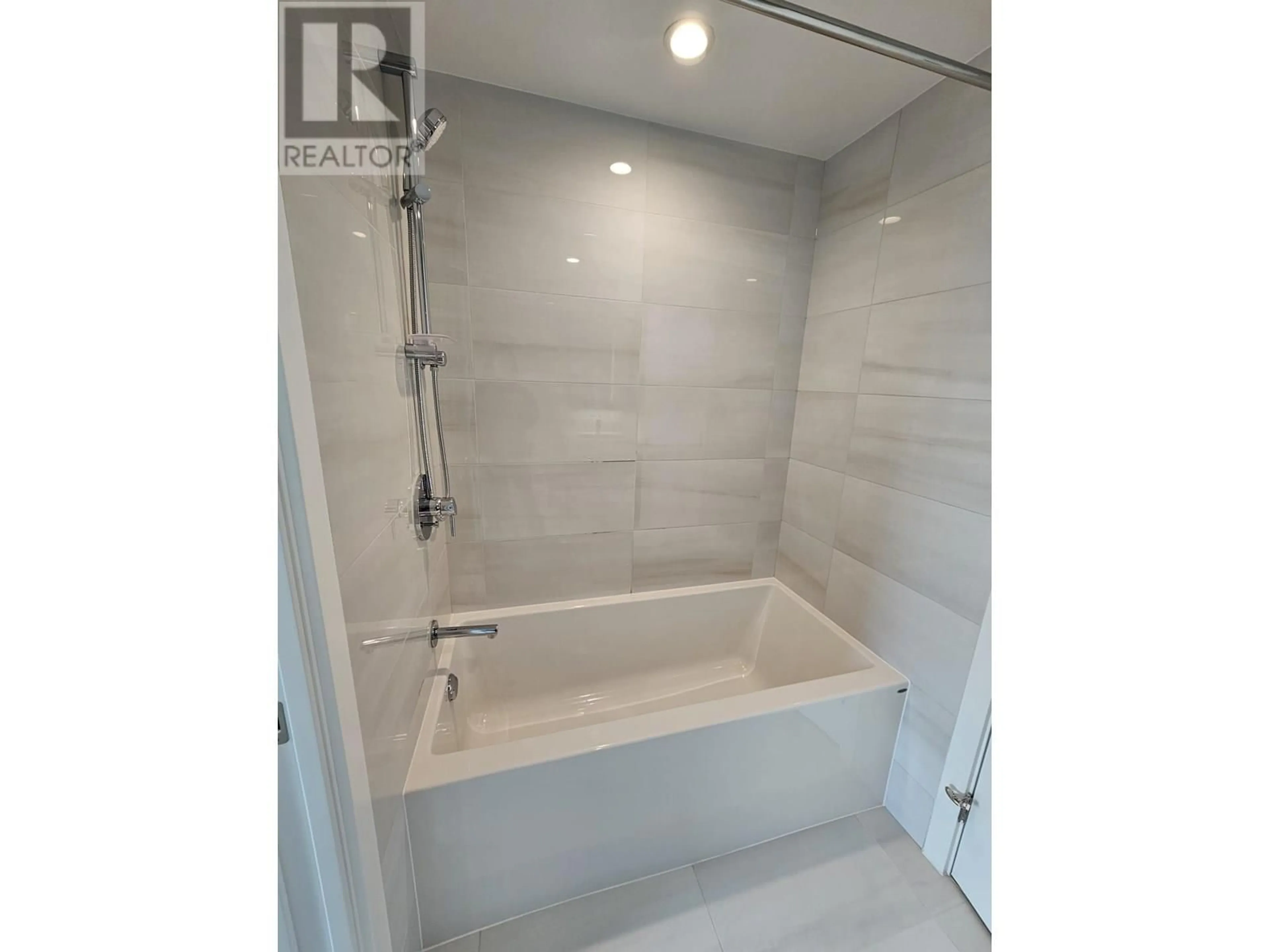 Contemporary bathroom, ceramic/tile floor for 2610 - 6537 TELFORD AVENUE, Burnaby British Columbia V5H0K9