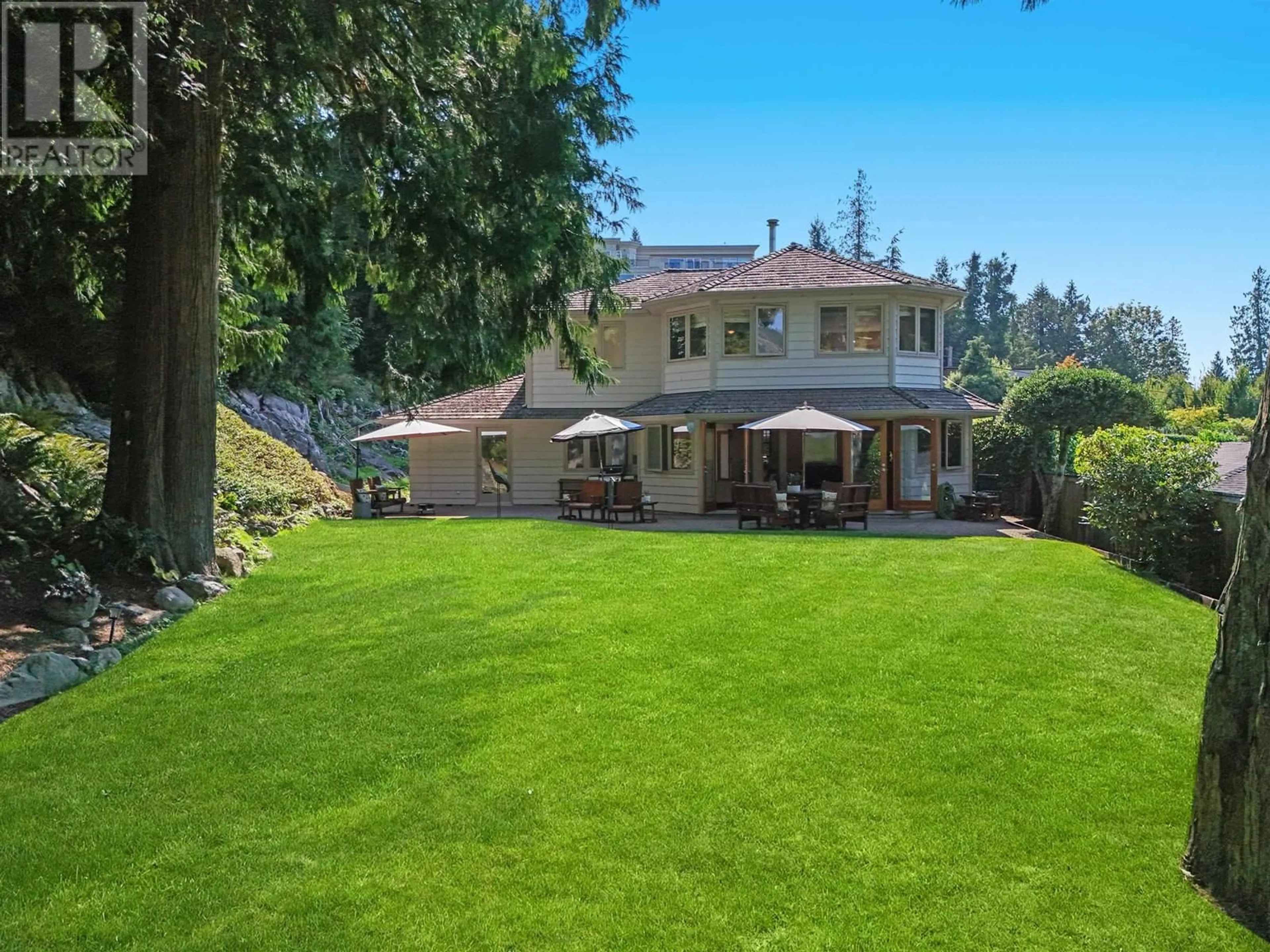 A pic from outside/outdoor area/front of a property/back of a property/a pic from drone, unknown for 5475 GREENLEAF ROAD, West Vancouver British Columbia V7W1N5