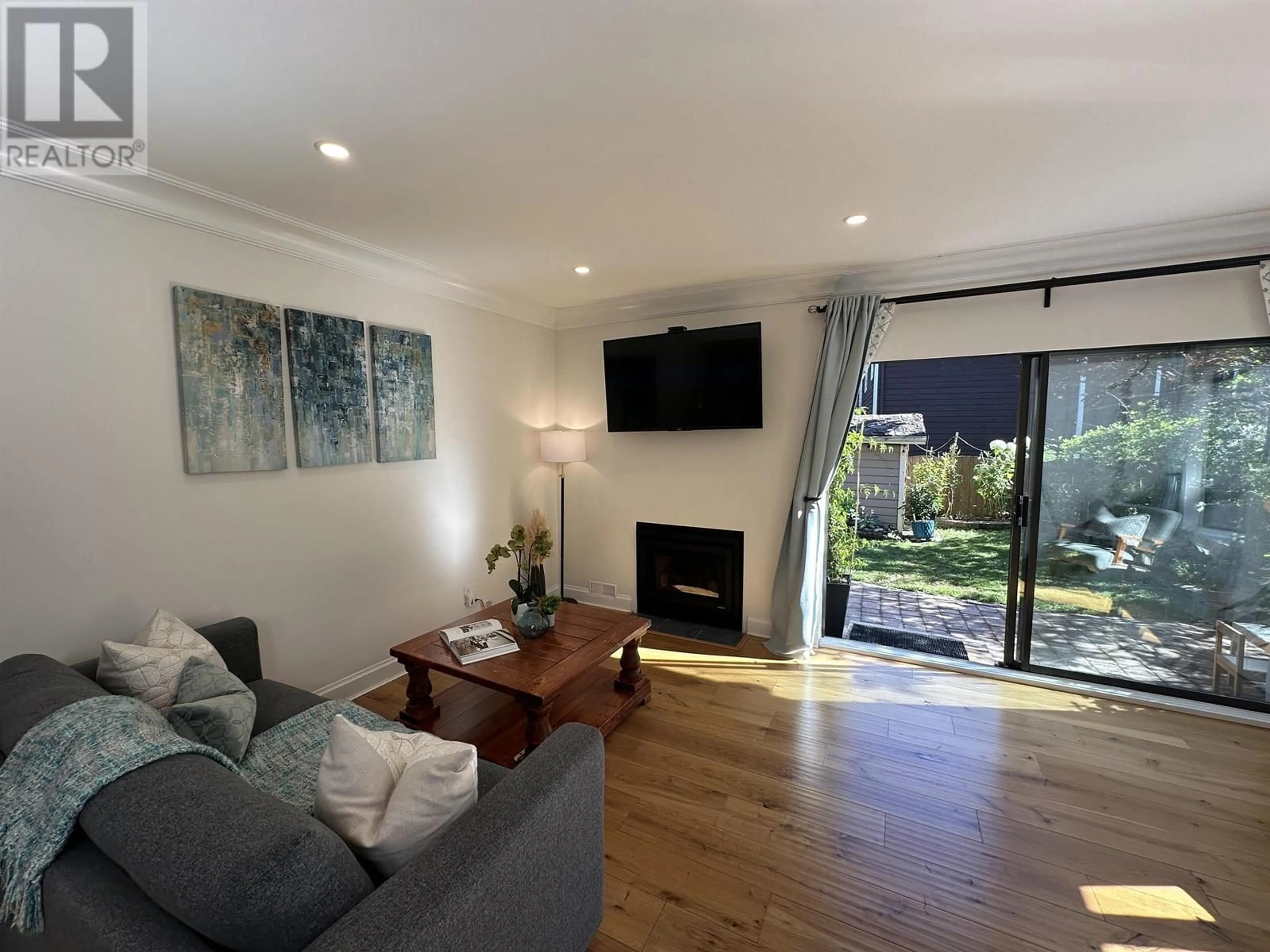 Living room with furniture, wood/laminate floor for 1 - 1141 EAGLERIDGE DRIVE, Coquitlam British Columbia V3E1K1