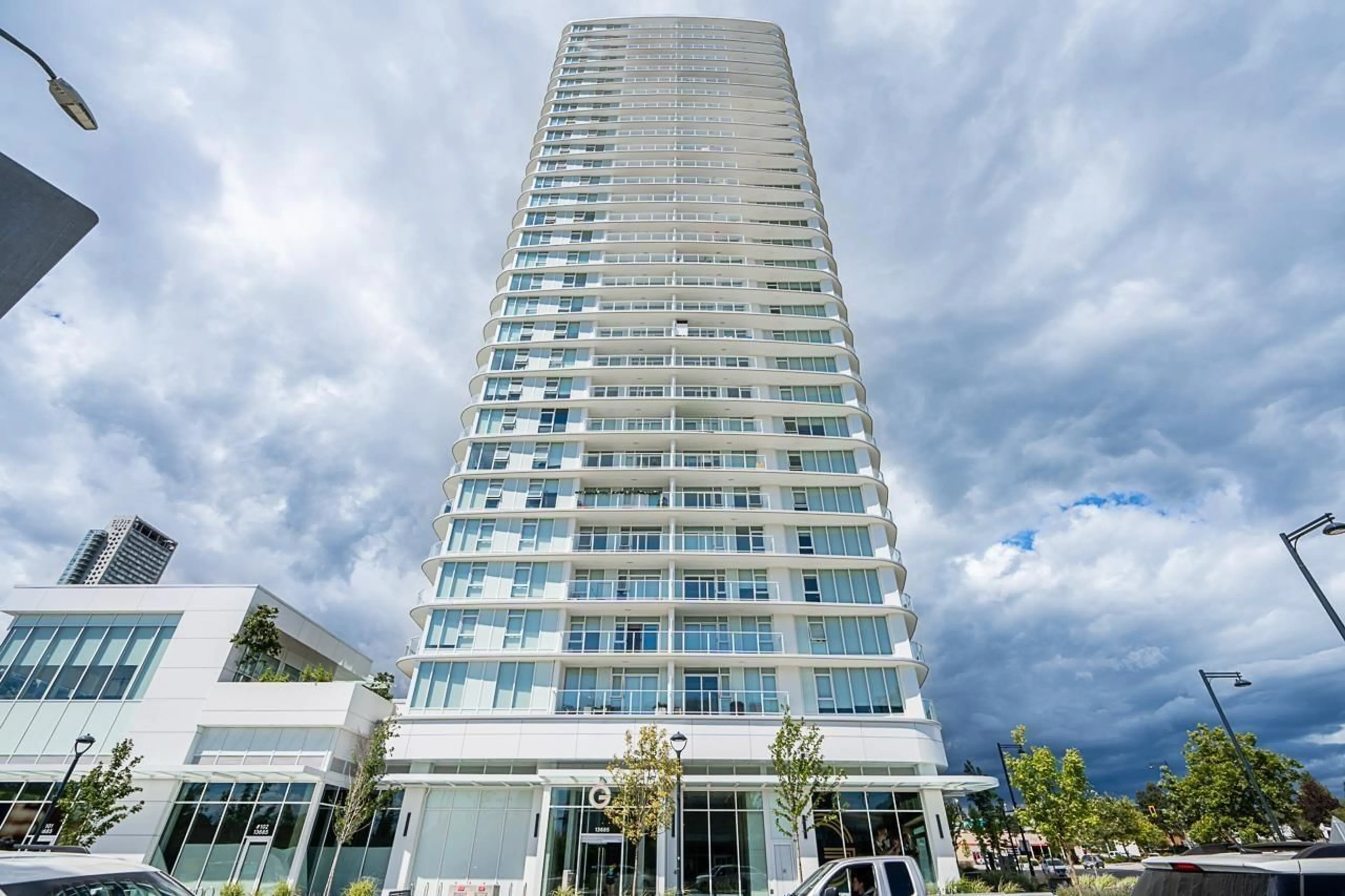 Indoor foyer for 1704 - 13685 102, Surrey British Columbia V3T1N7