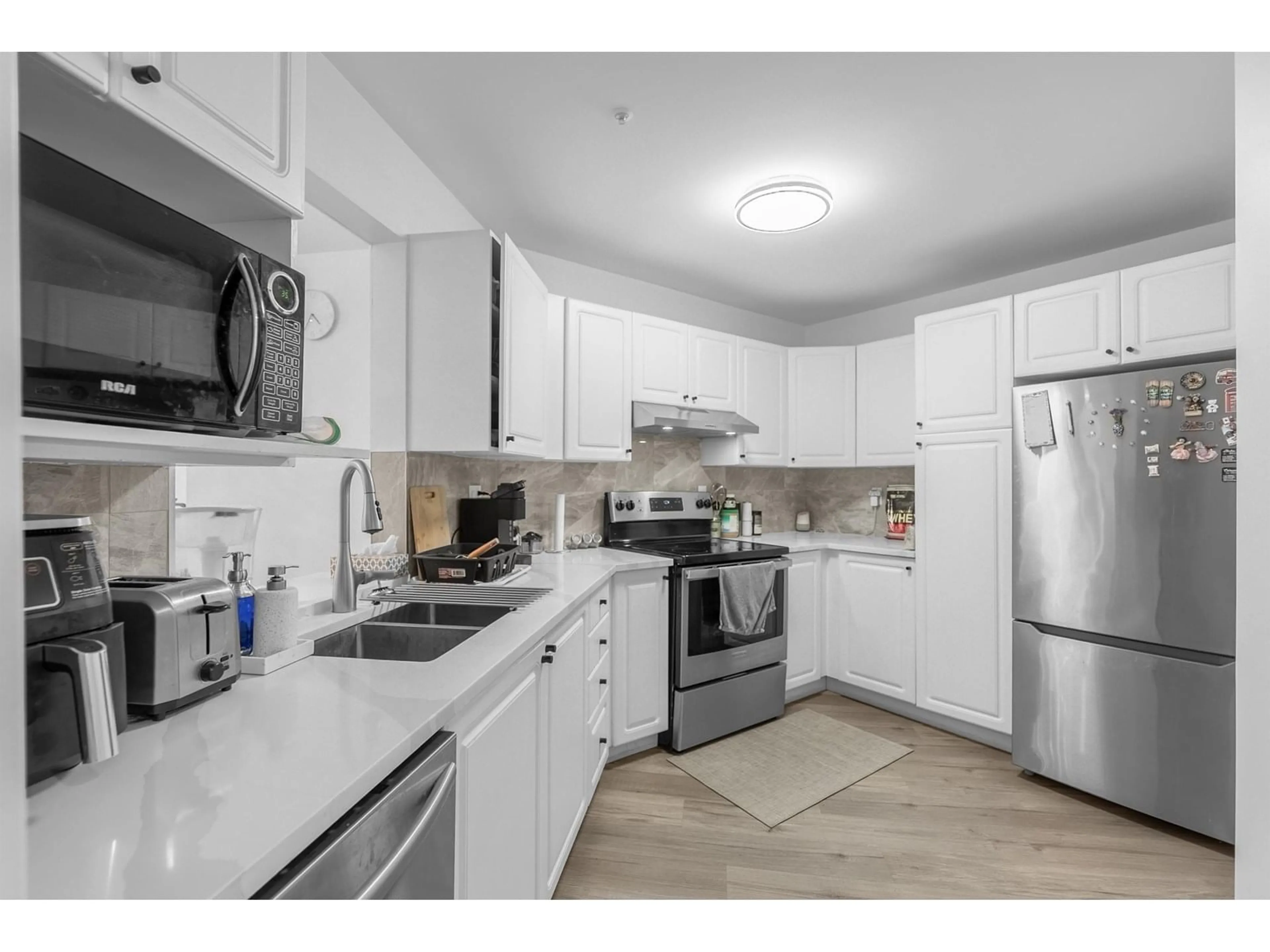 Standard kitchen, unknown for 210 - 7171 121, Surrey British Columbia V3W1G9