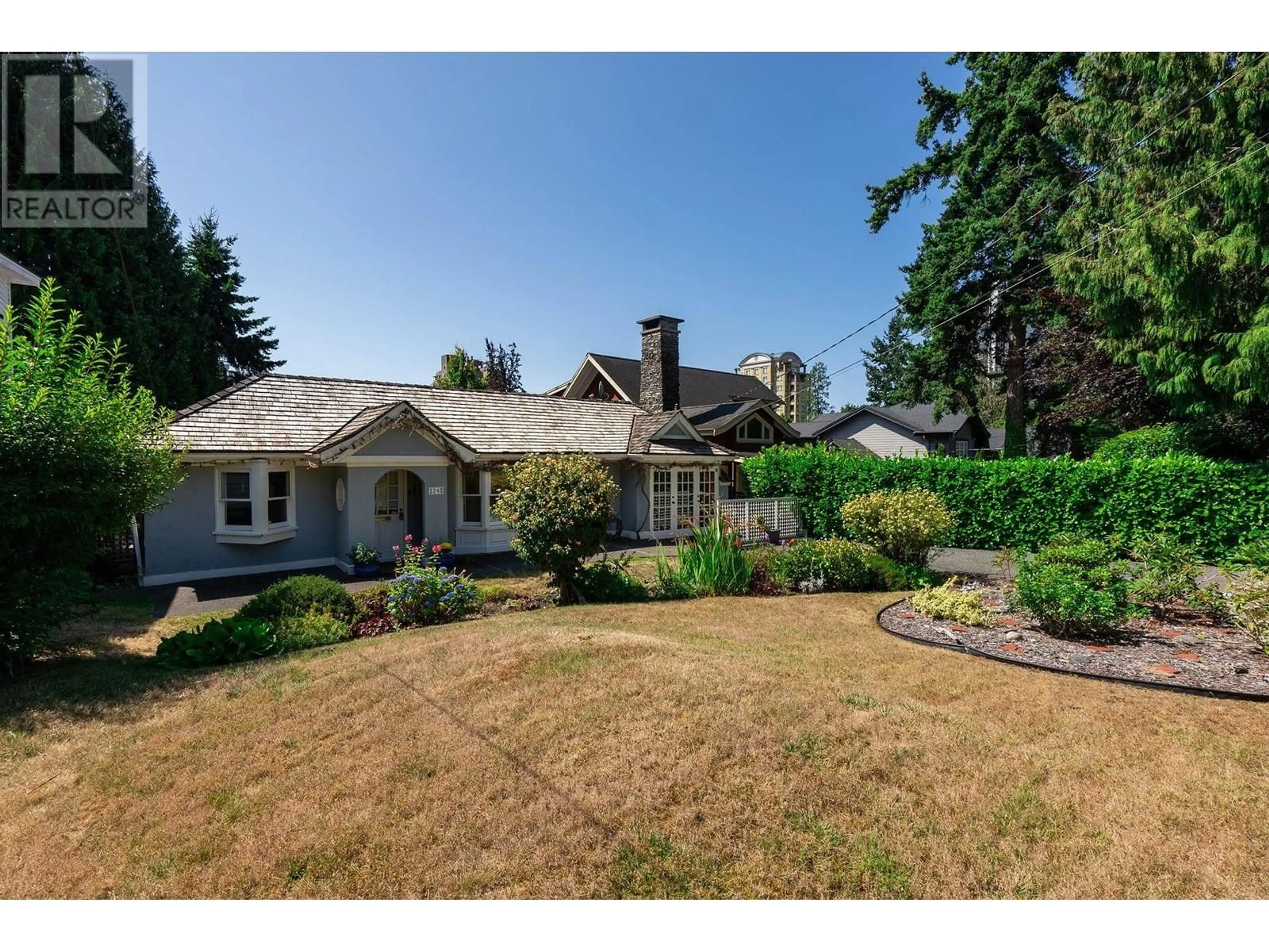 A pic from outside/outdoor area/front of a property/back of a property/a pic from drone, unknown for 2240 GORDON AVENUE, West Vancouver British Columbia V7V1W3