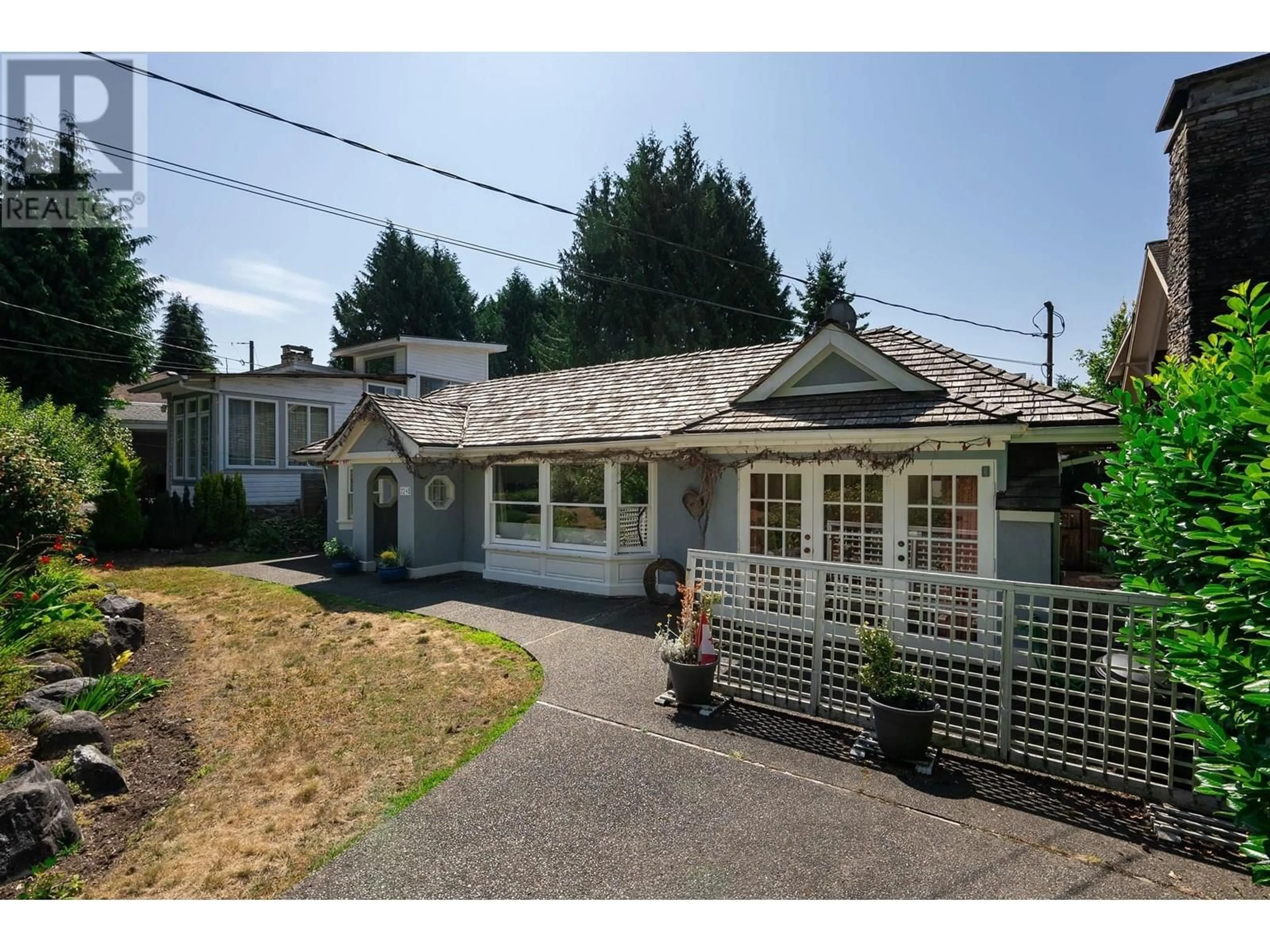 A pic from outside/outdoor area/front of a property/back of a property/a pic from drone, street for 2240 GORDON AVENUE, West Vancouver British Columbia V7V1W3