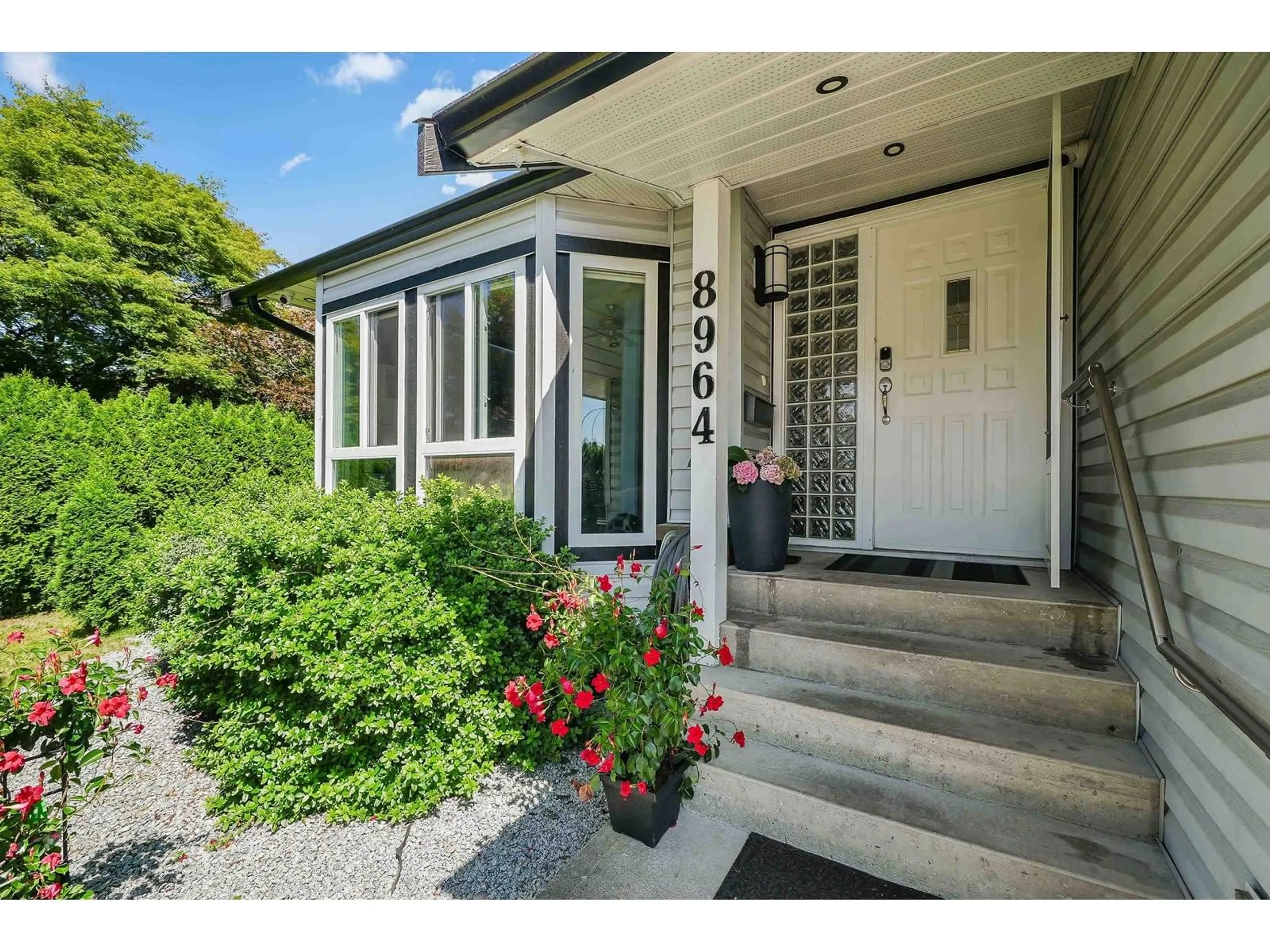 Indoor entryway for 8964 142A, Surrey British Columbia V3V7T1