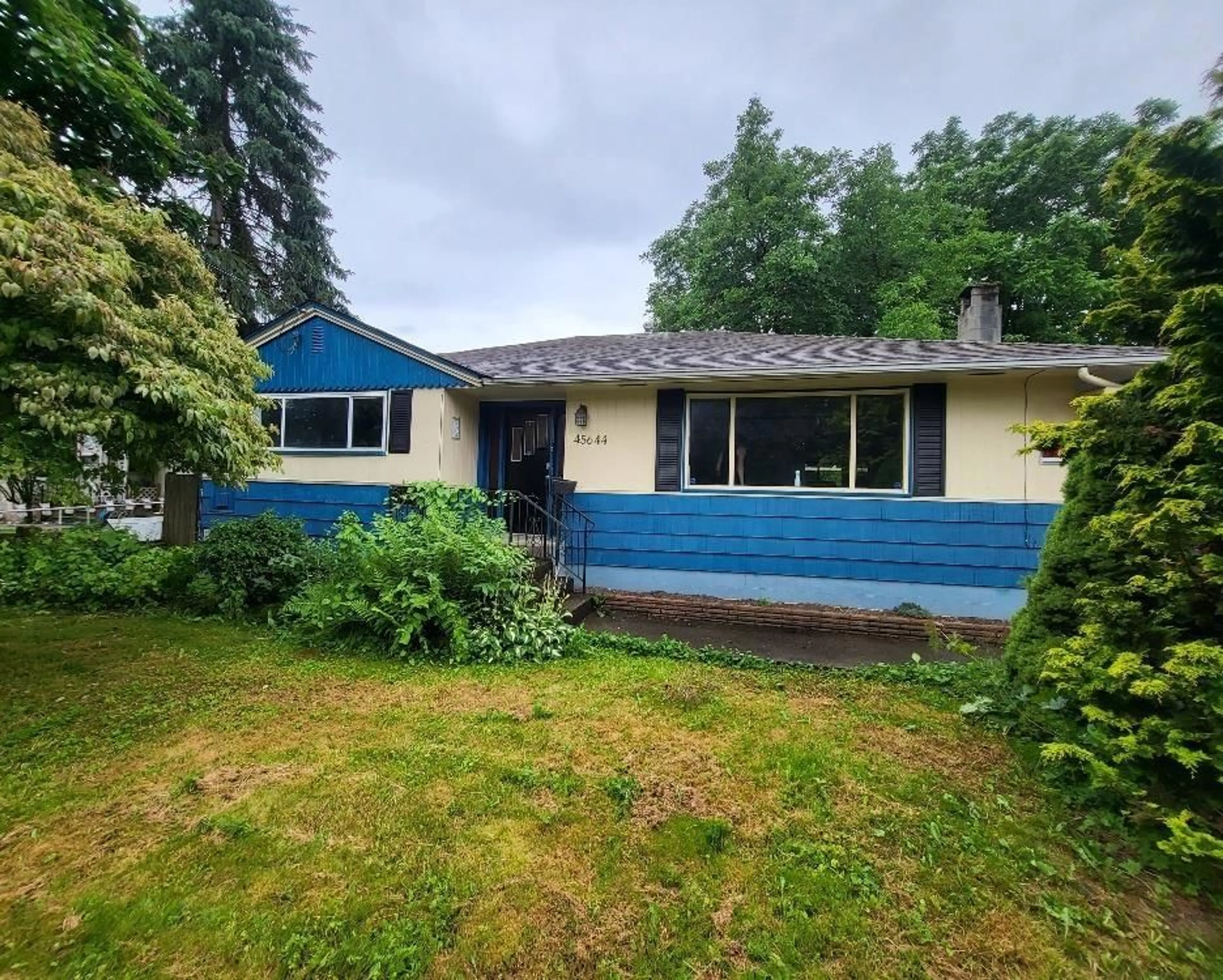 Home with vinyl exterior material, street for 45644 WELLINGTON AVENUE, Chilliwack British Columbia V2P2E6