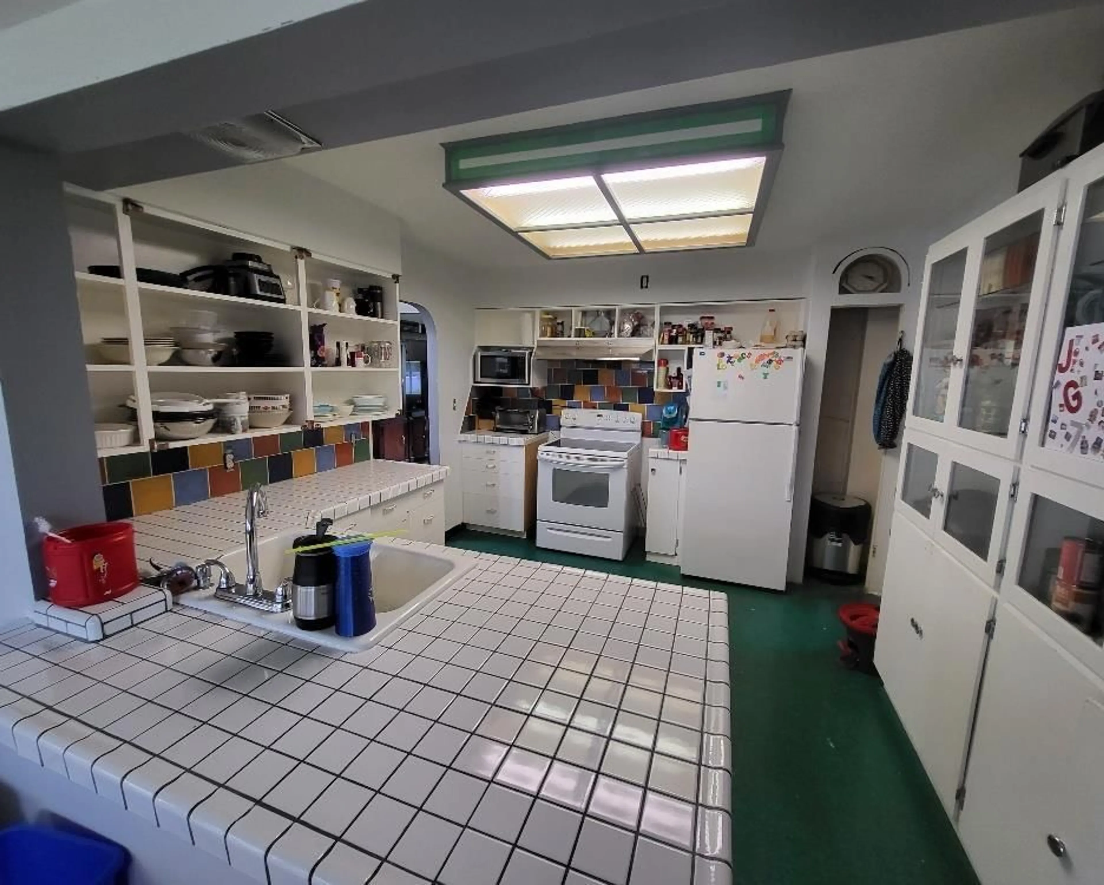 Kitchen with laundary machines, unknown for 45644 WELLINGTON AVENUE, Chilliwack British Columbia V2P2E6