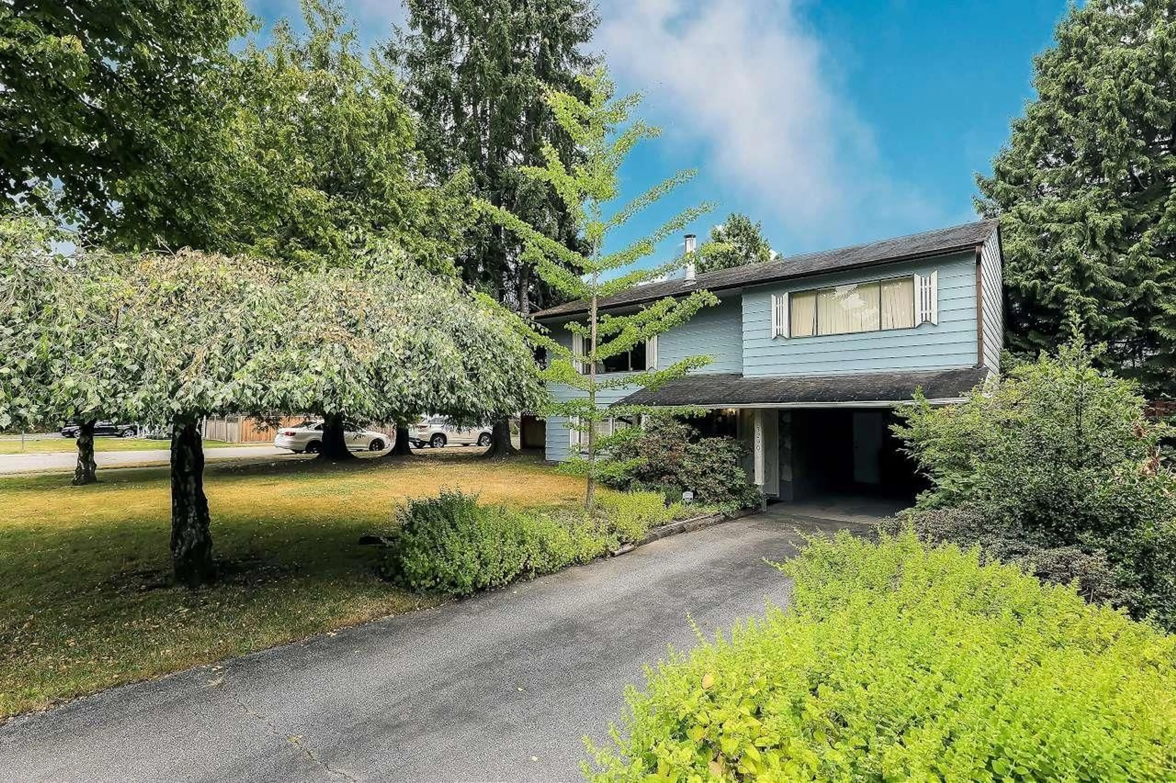 A pic from outside/outdoor area/front of a property/back of a property/a pic from drone, street for 13290 94, Surrey British Columbia V3V6W8