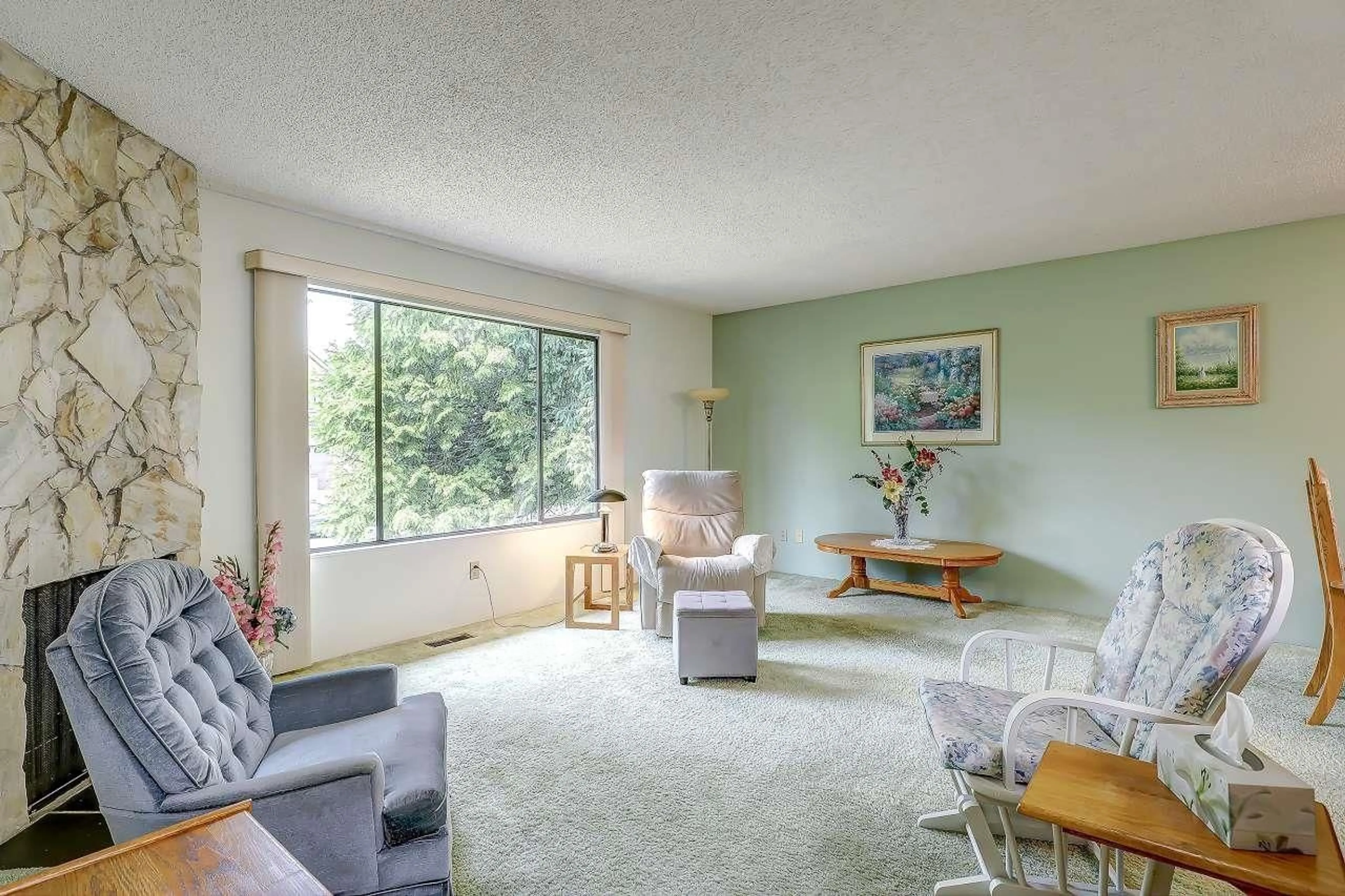 Living room with furniture, unknown for 13290 94, Surrey British Columbia V3V6W8