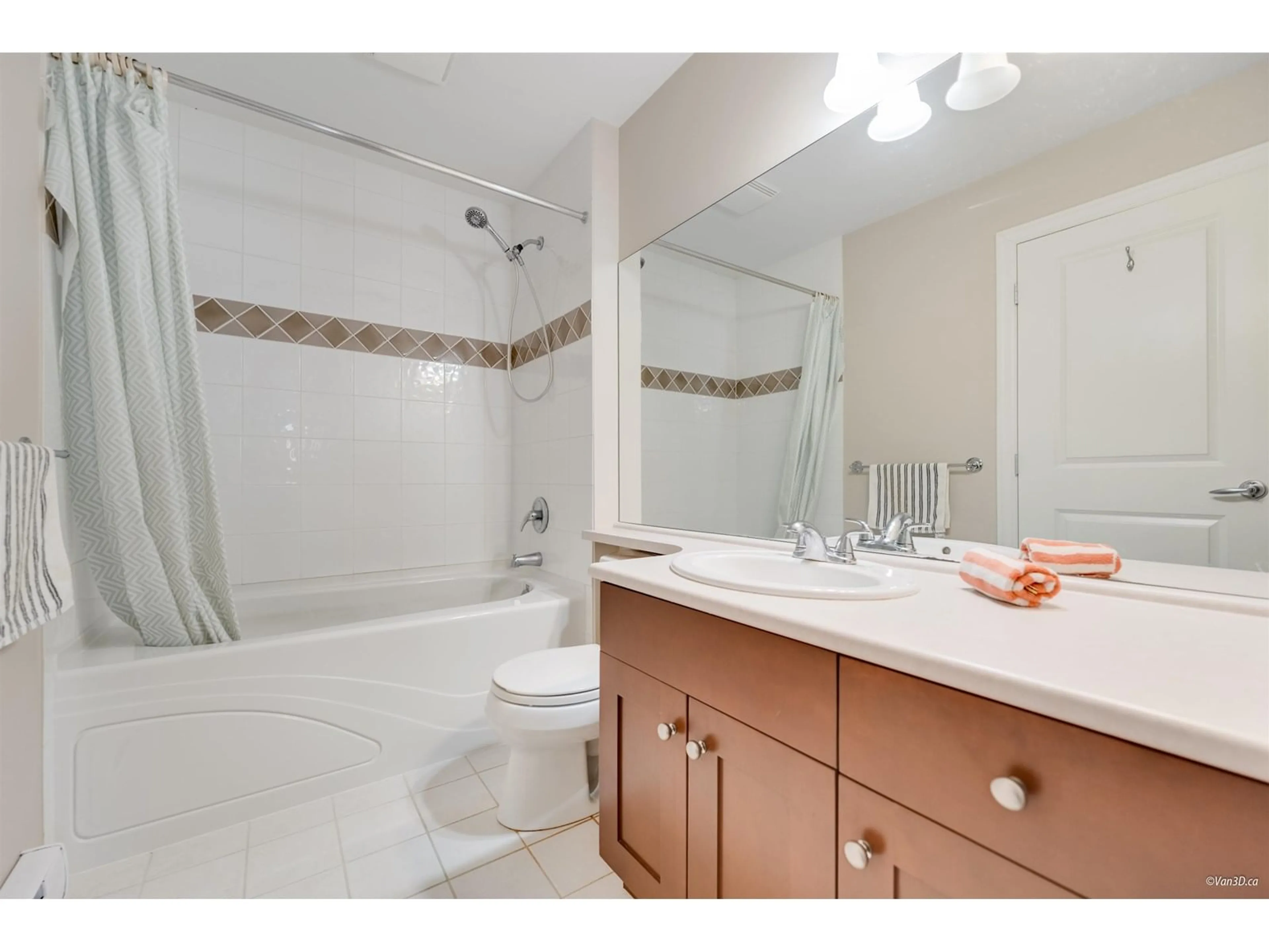 Standard bathroom, ceramic/tile floor for 35 - 14968 24, Surrey British Columbia V4A9Y5