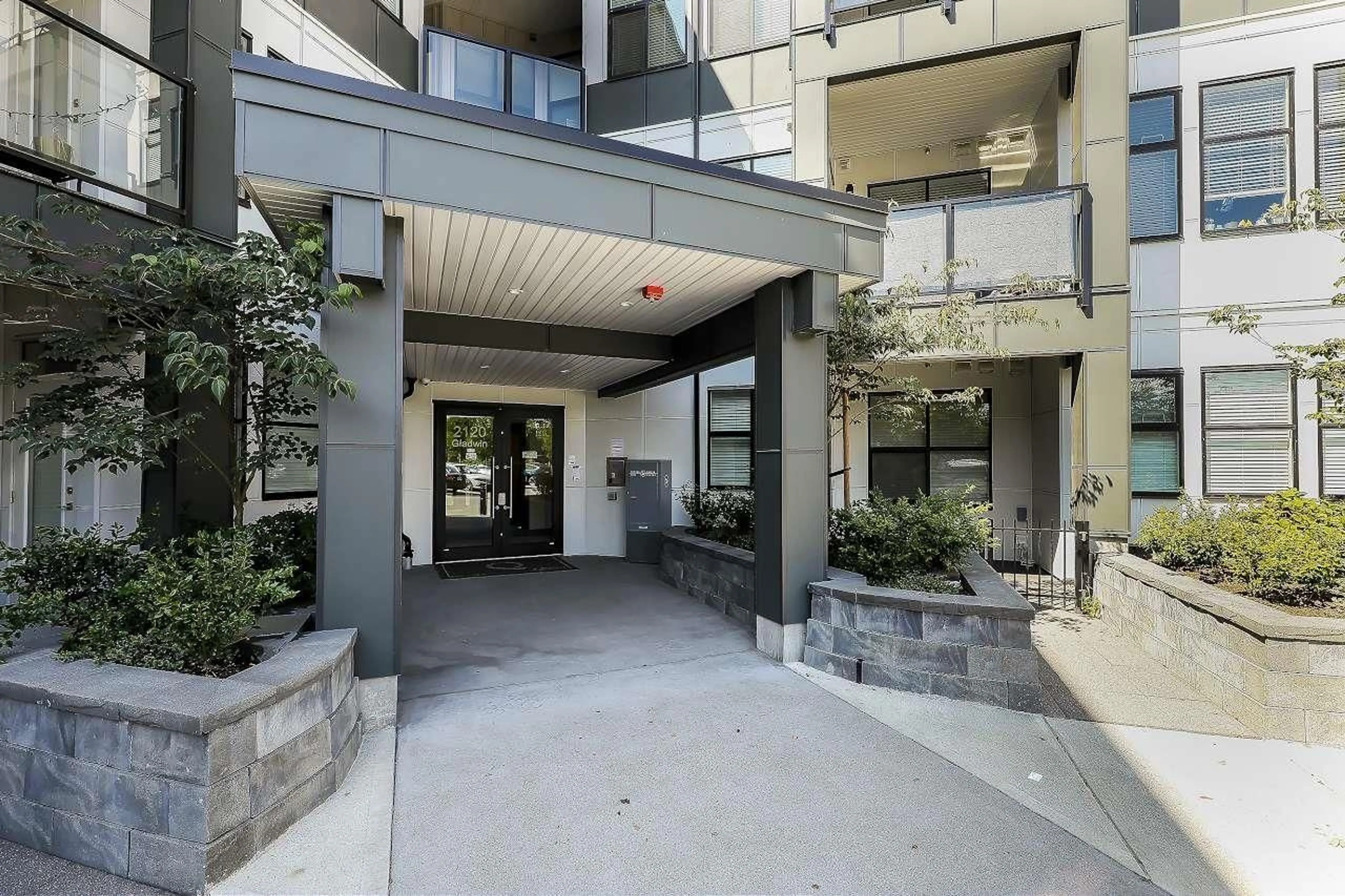 Indoor foyer for 103 - 2120 GLADWIN, Abbotsford British Columbia V2S0L7