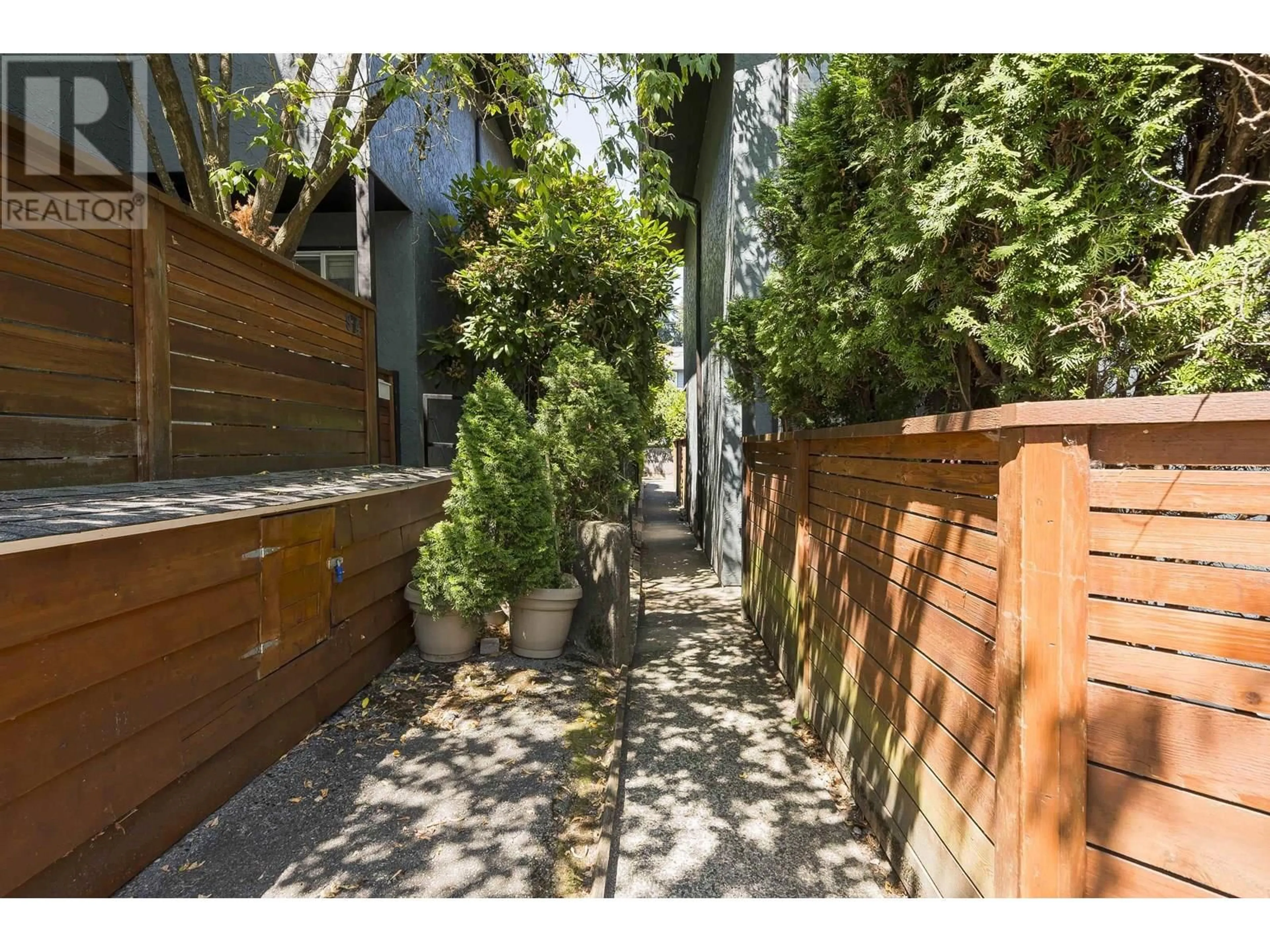 Patio, street for 976 HOWIE AVENUE, Coquitlam British Columbia V3J1T3