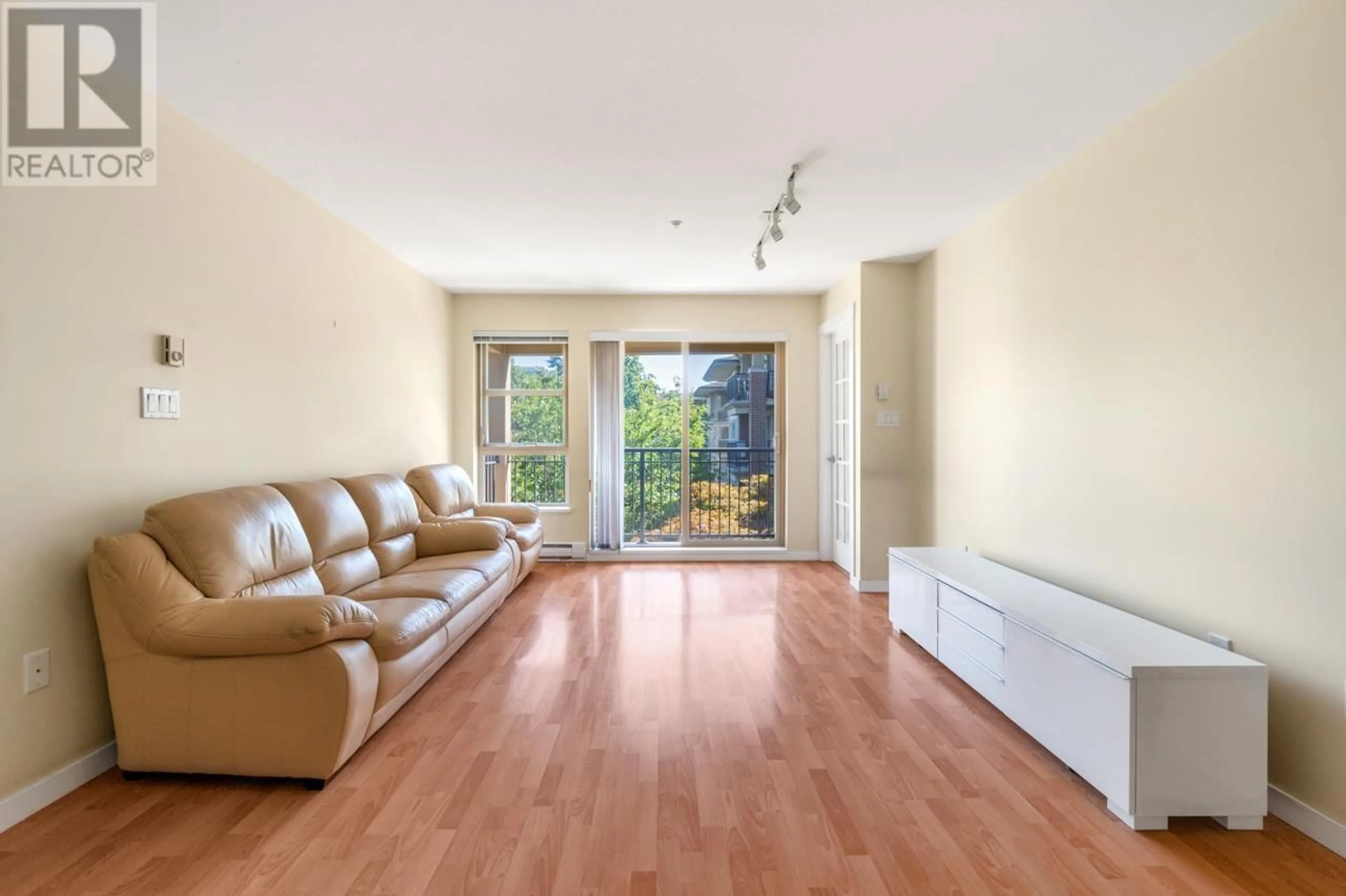 Living room with furniture, wood/laminate floor for 5304 - 5111 GARDEN CITY ROAD, Richmond British Columbia V6X4H4