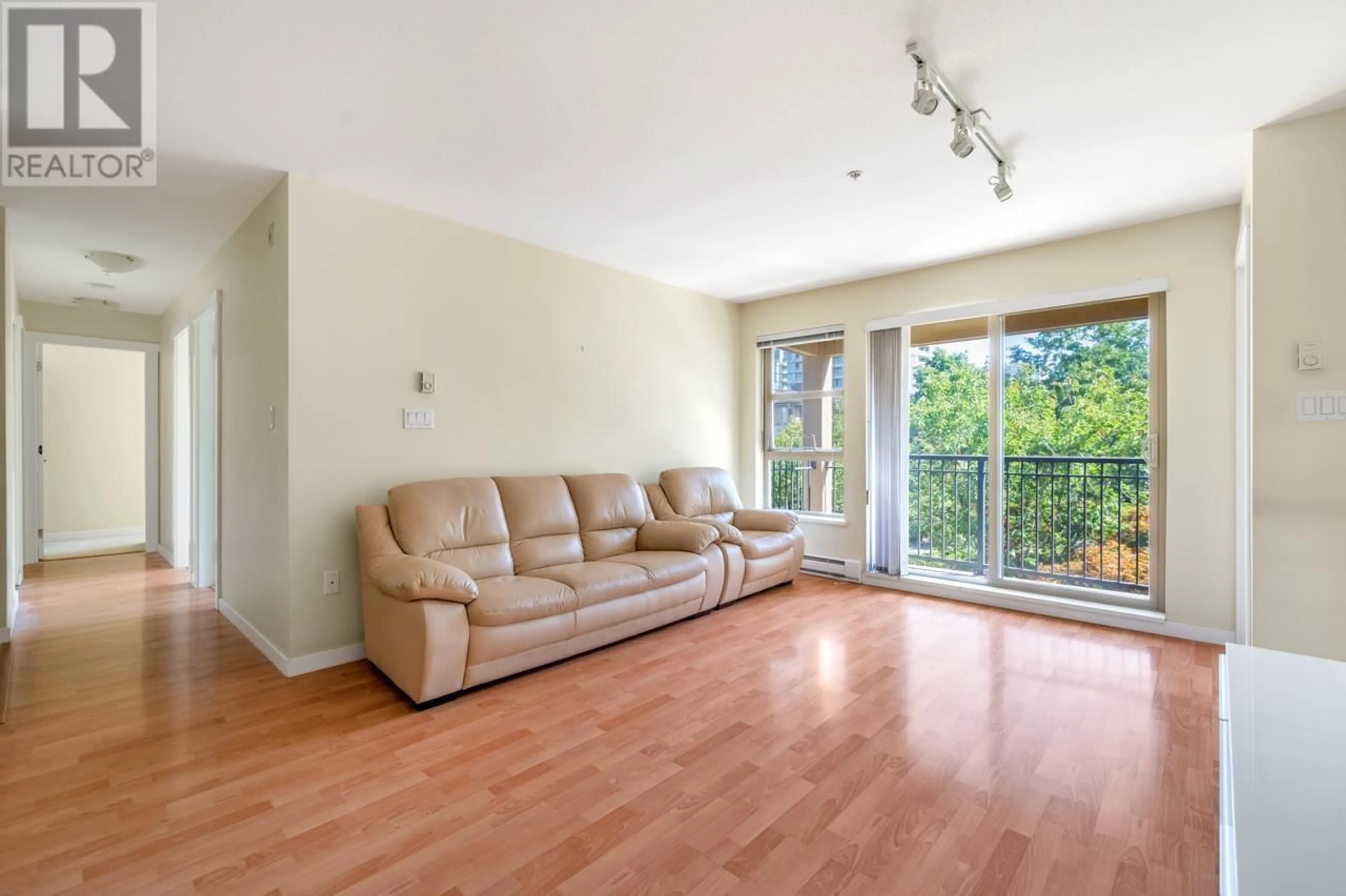 Living room with furniture, wood/laminate floor for 5304 - 5111 GARDEN CITY ROAD, Richmond British Columbia V6X4H4