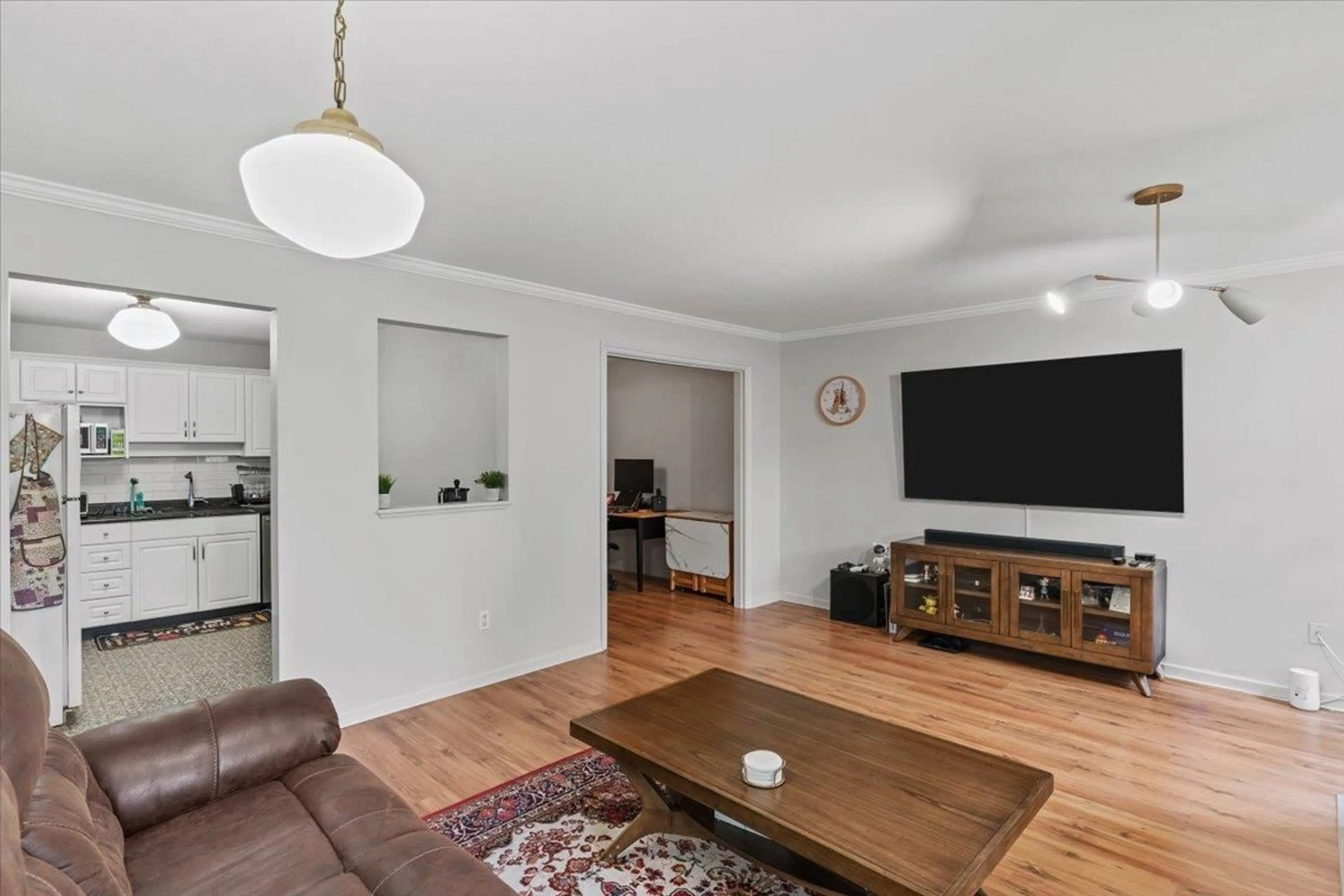 Living room with furniture, wood/laminate floor for 113 - 33150 4TH, Mission British Columbia V2V7A3
