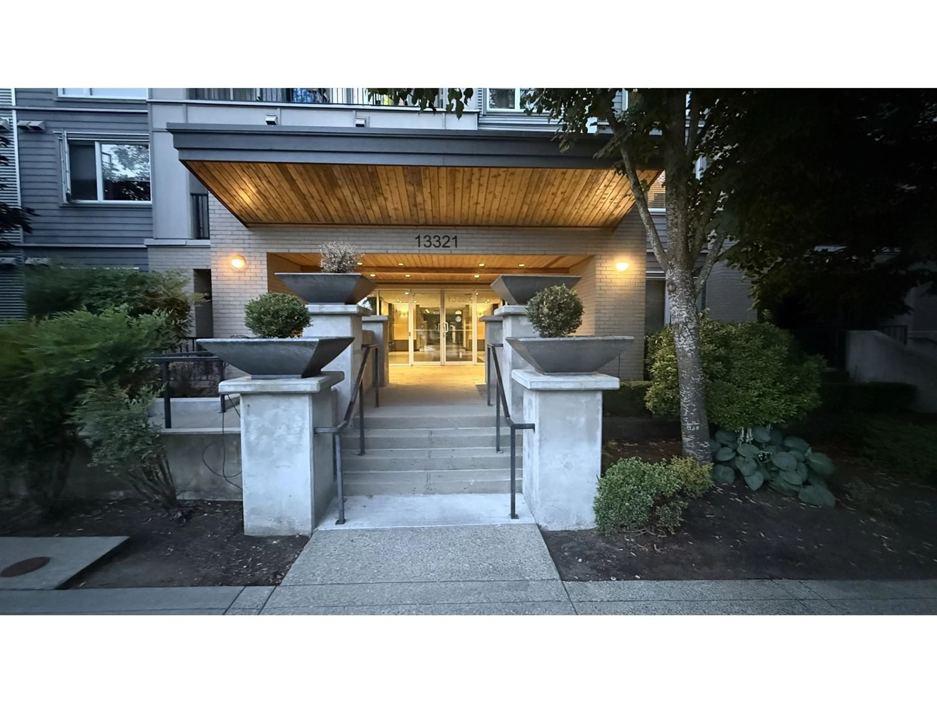 Indoor foyer for 302 - 13321 102A, Surrey British Columbia V3T1P6