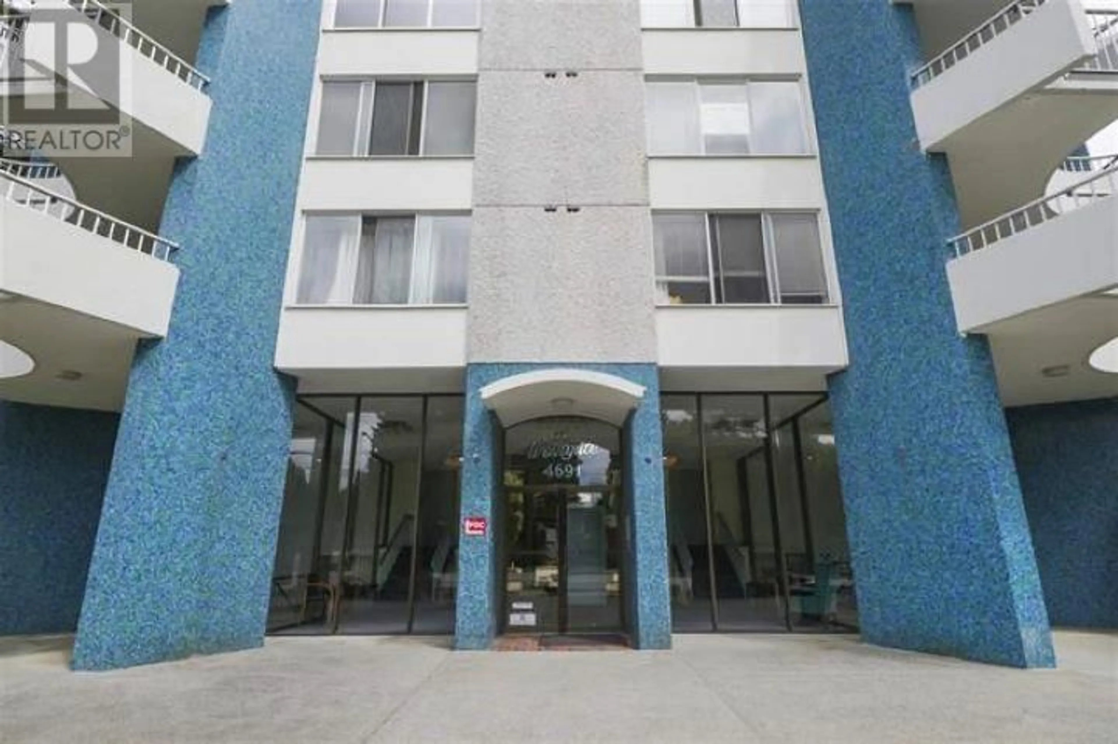 Indoor foyer for 303 - 4691 10TH AVENUE, Vancouver British Columbia V6R2J3