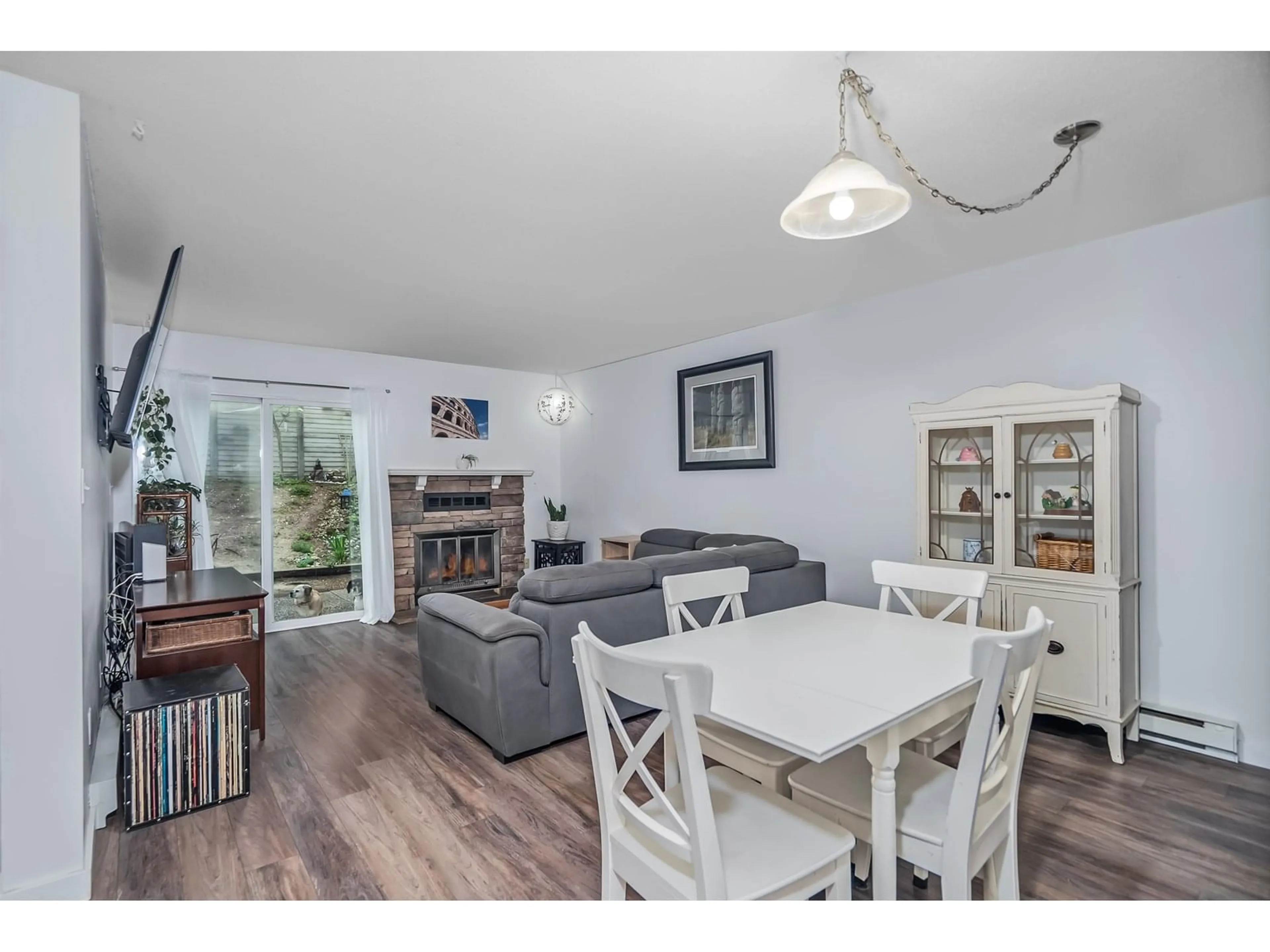 Living room with furniture, wood/laminate floor for 296 - 32550 MACLURE, Abbotsford British Columbia V2T4N3