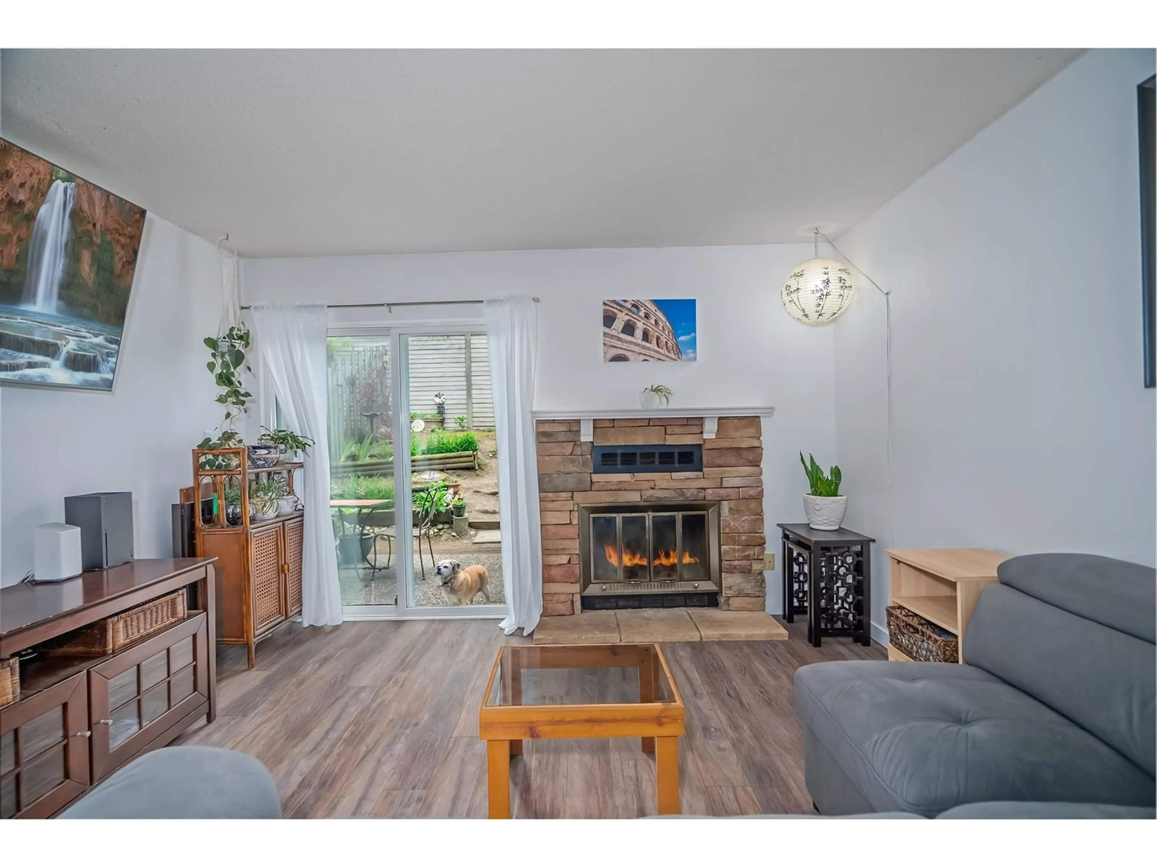 Living room with furniture, wood/laminate floor for 296 - 32550 MACLURE, Abbotsford British Columbia V2T4N3