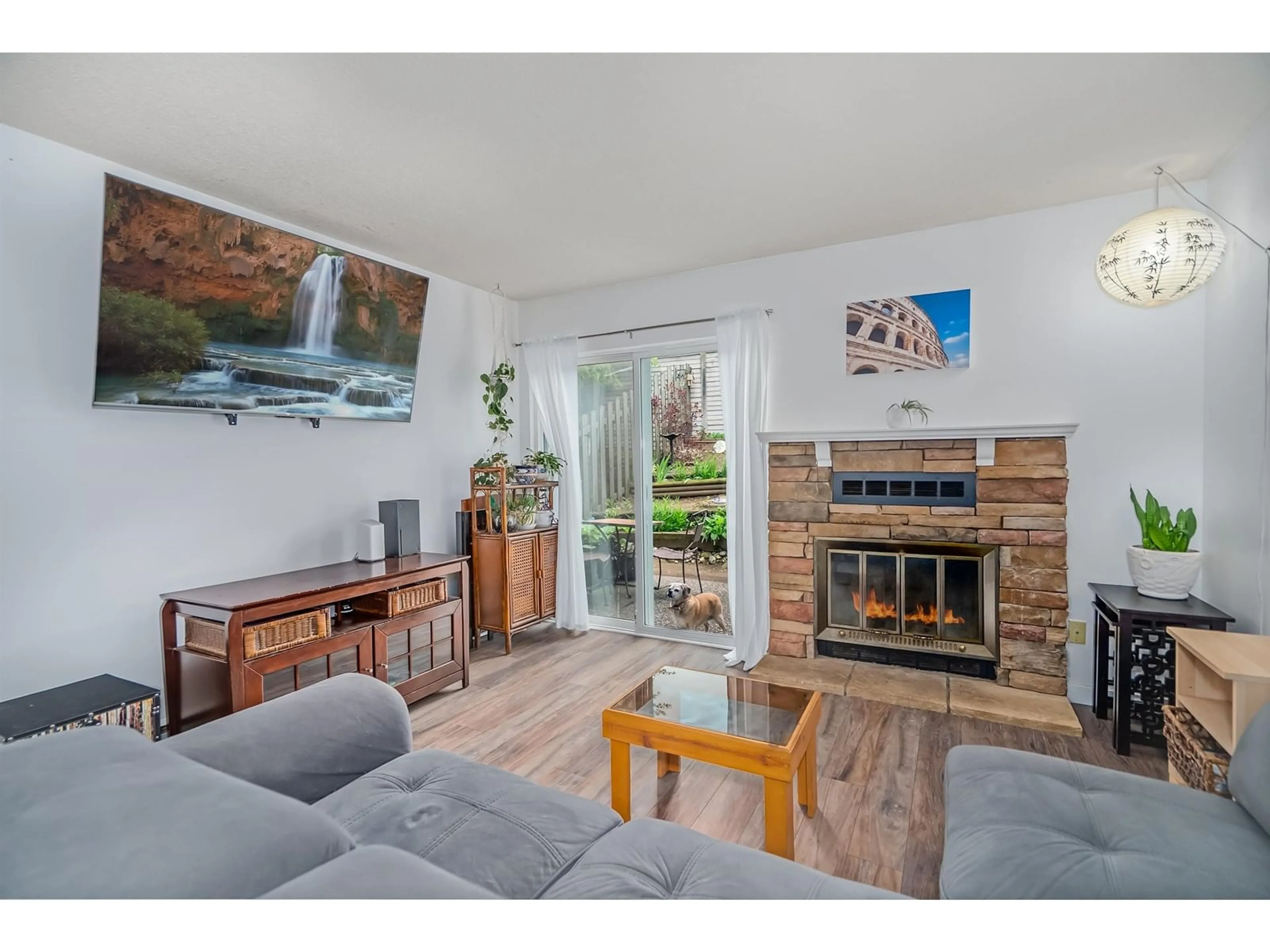 Living room with furniture, wood/laminate floor for 296 - 32550 MACLURE, Abbotsford British Columbia V2T4N3