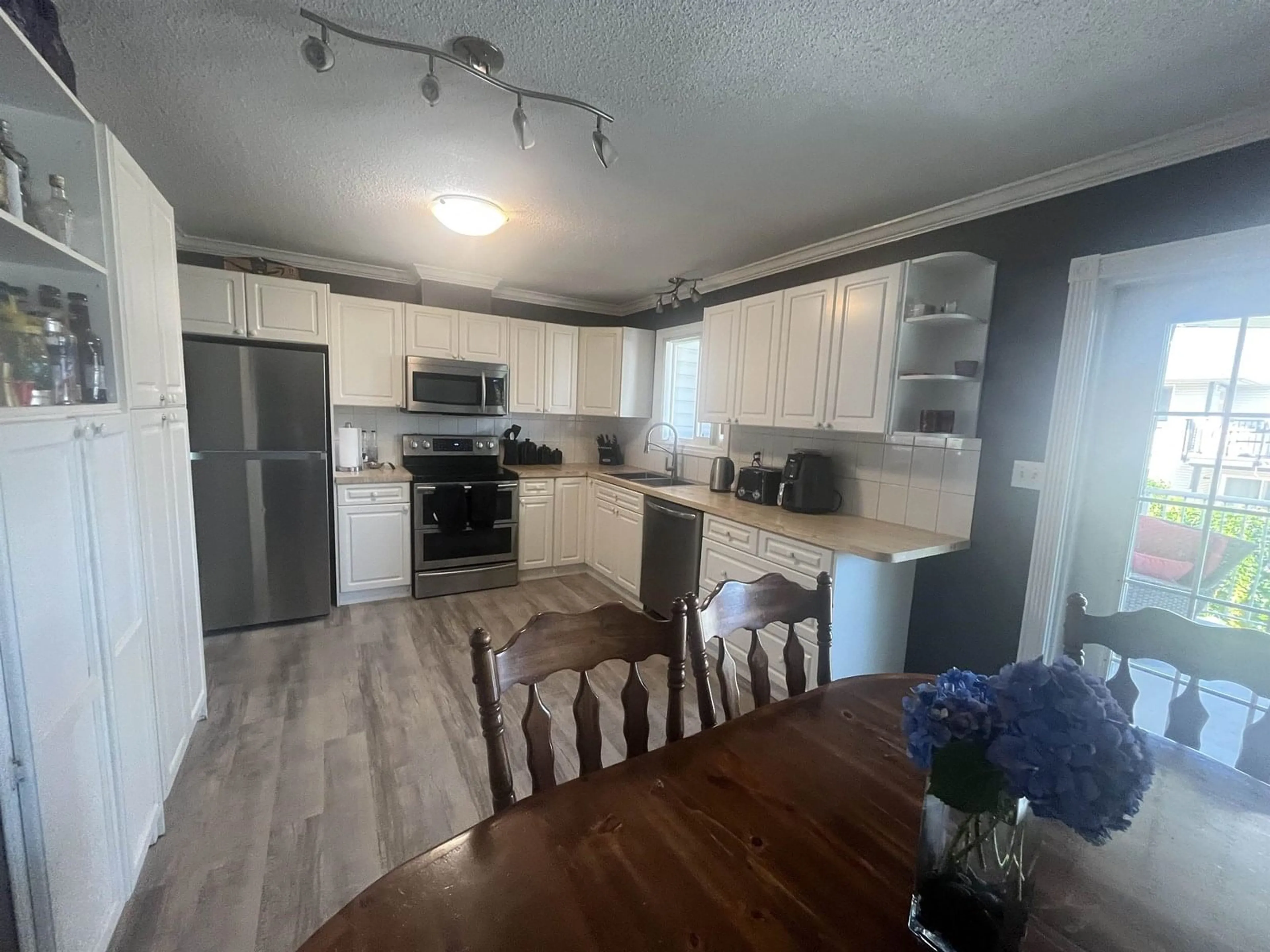 Open concept kitchen, unknown for 6110 GLENMORE DRIVE, Chilliwack British Columbia V2R3G7