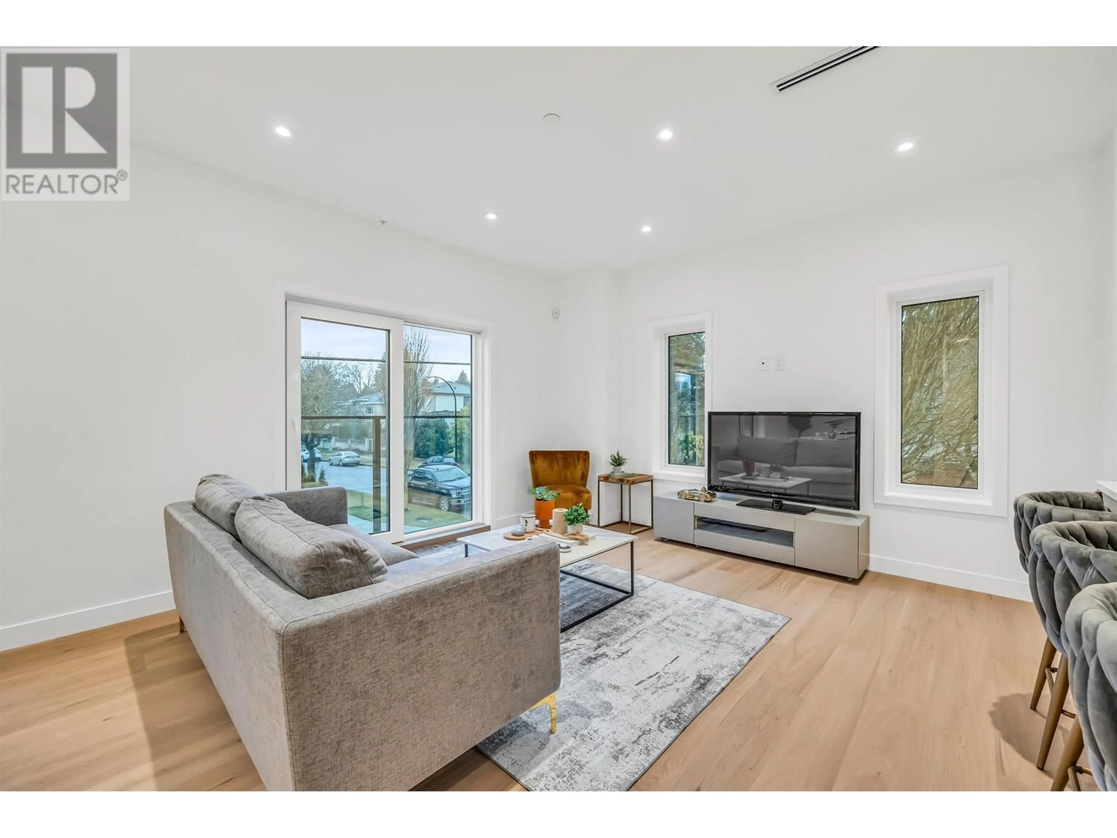 Living room with furniture, wood/laminate floor for 1016 52ND AVENUE, Vancouver British Columbia V6P1H5