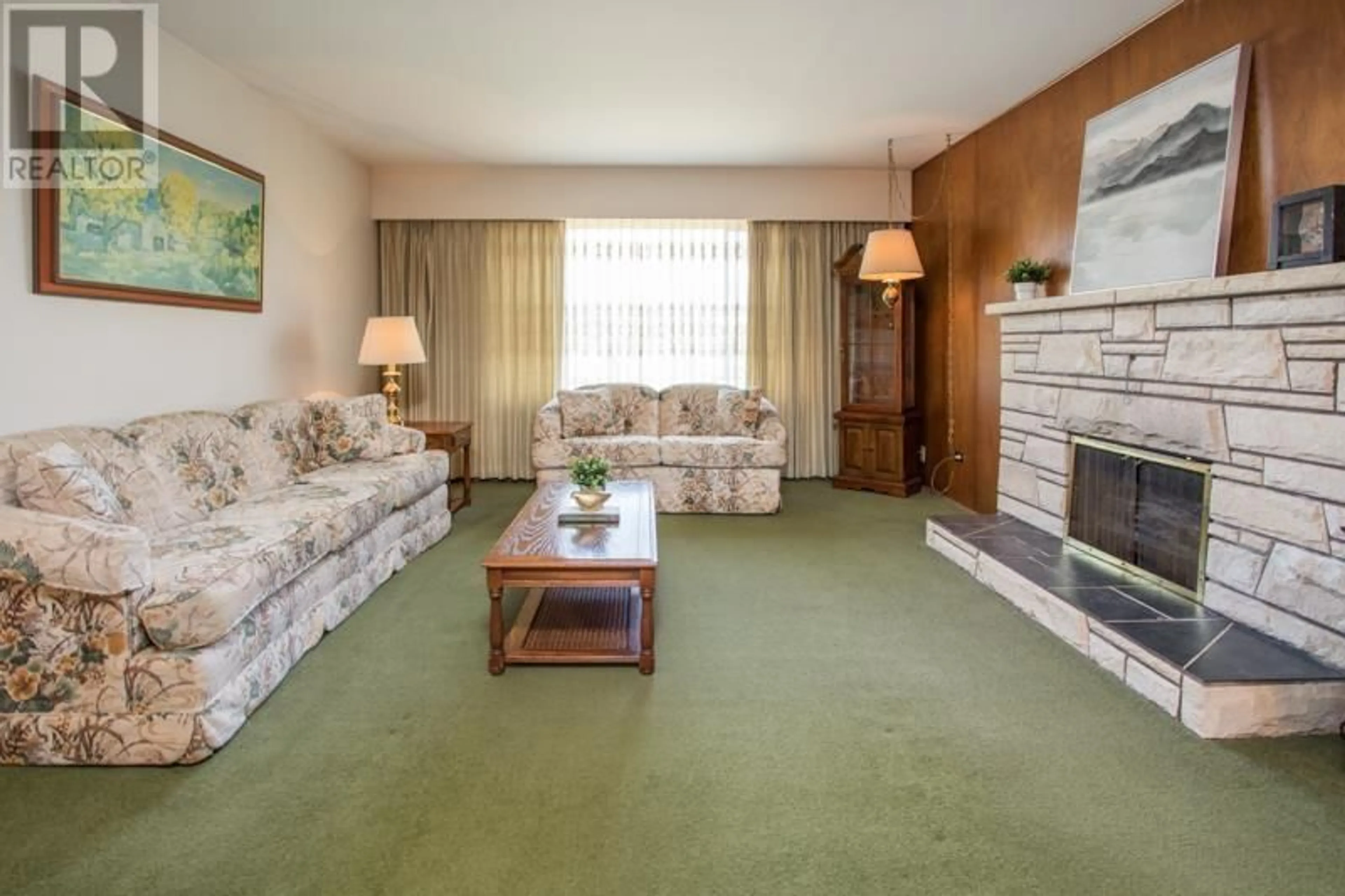 Living room with furniture, carpet floor for 6650 WINCH STREET, Burnaby British Columbia V5B2L6