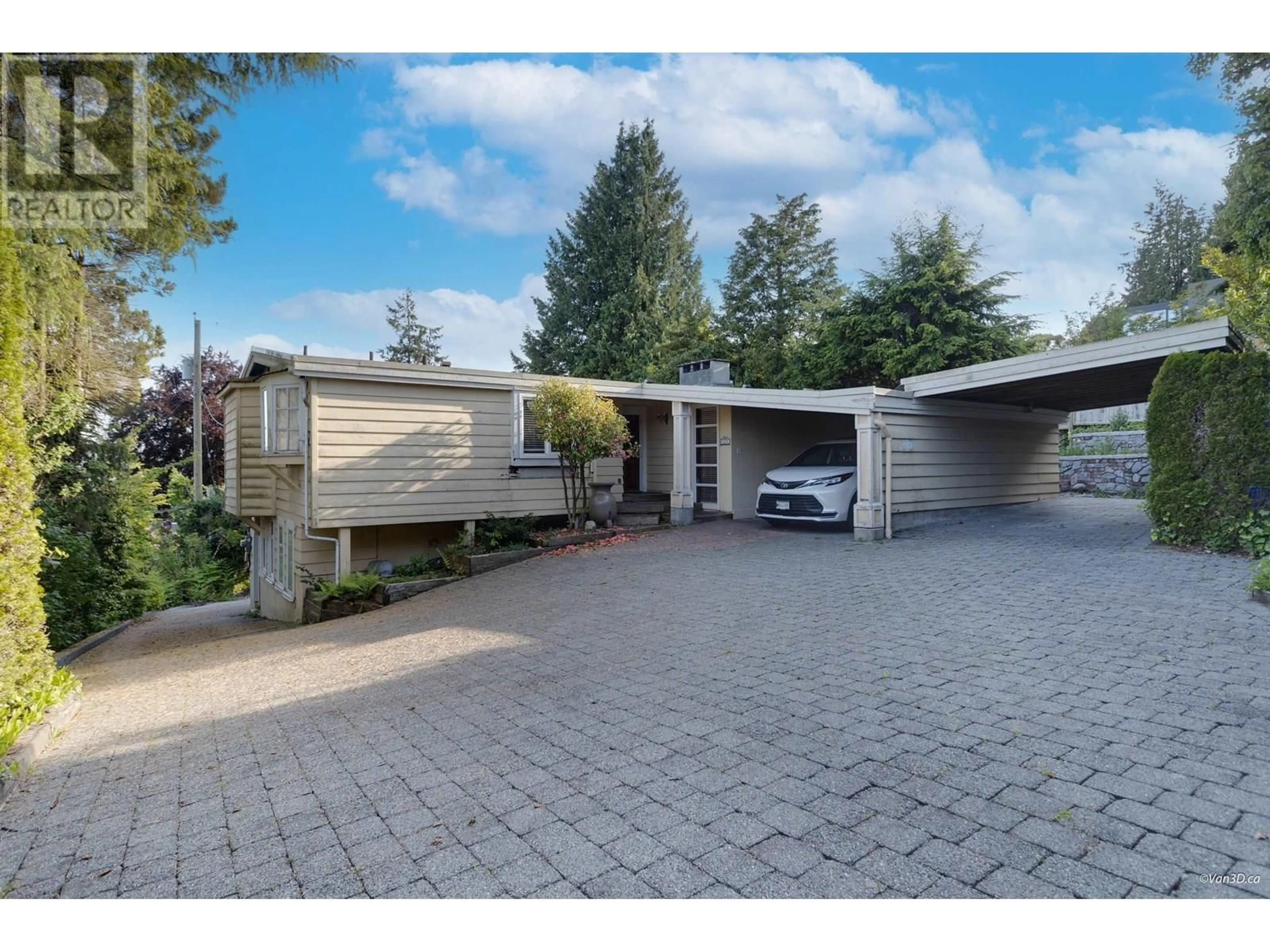 Home with vinyl exterior material, street for 825 8TH STREET, West Vancouver British Columbia V7T1S1