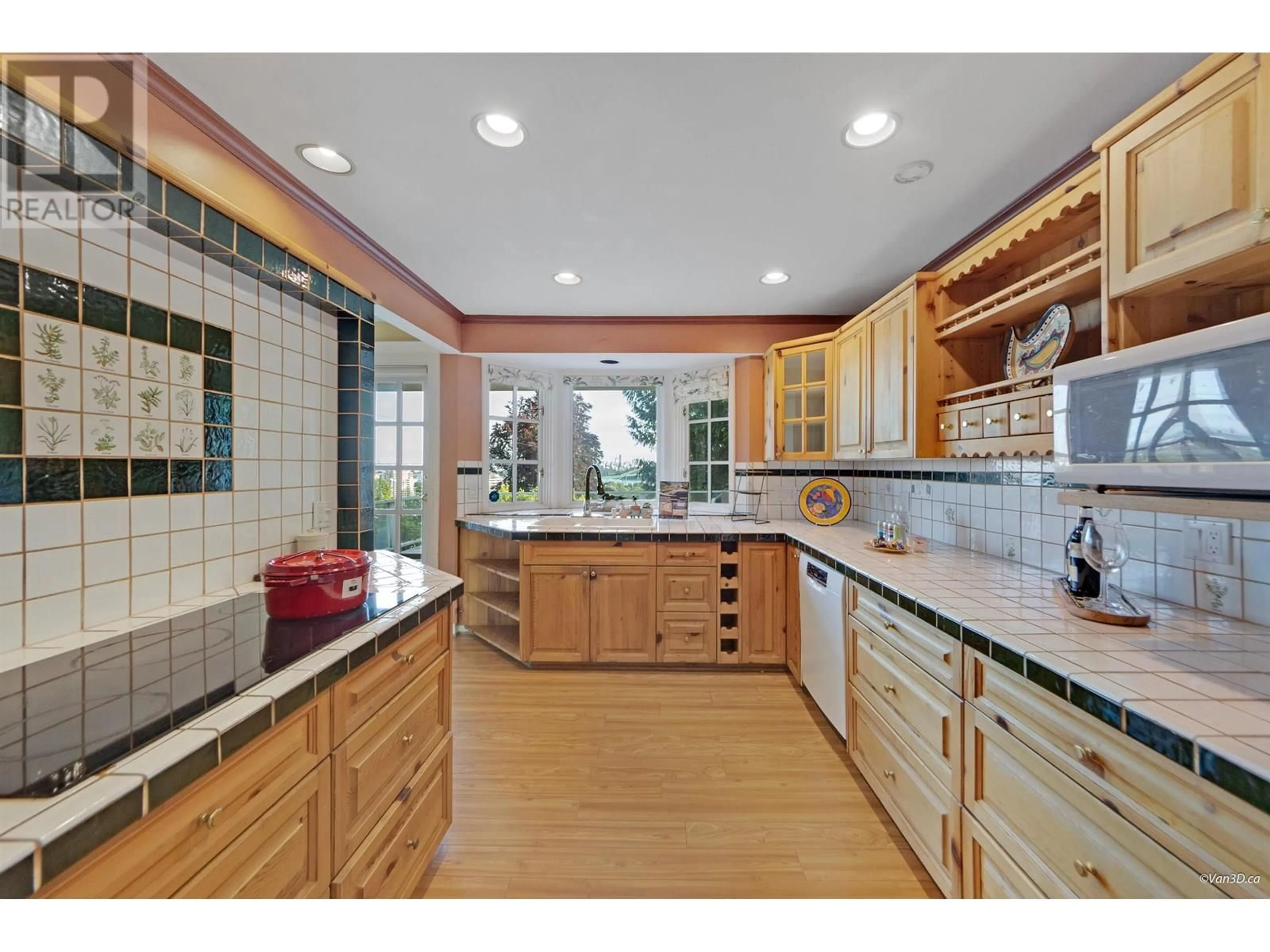 Open concept kitchen, ceramic/tile floor for 825 8TH STREET, West Vancouver British Columbia V7T1S1