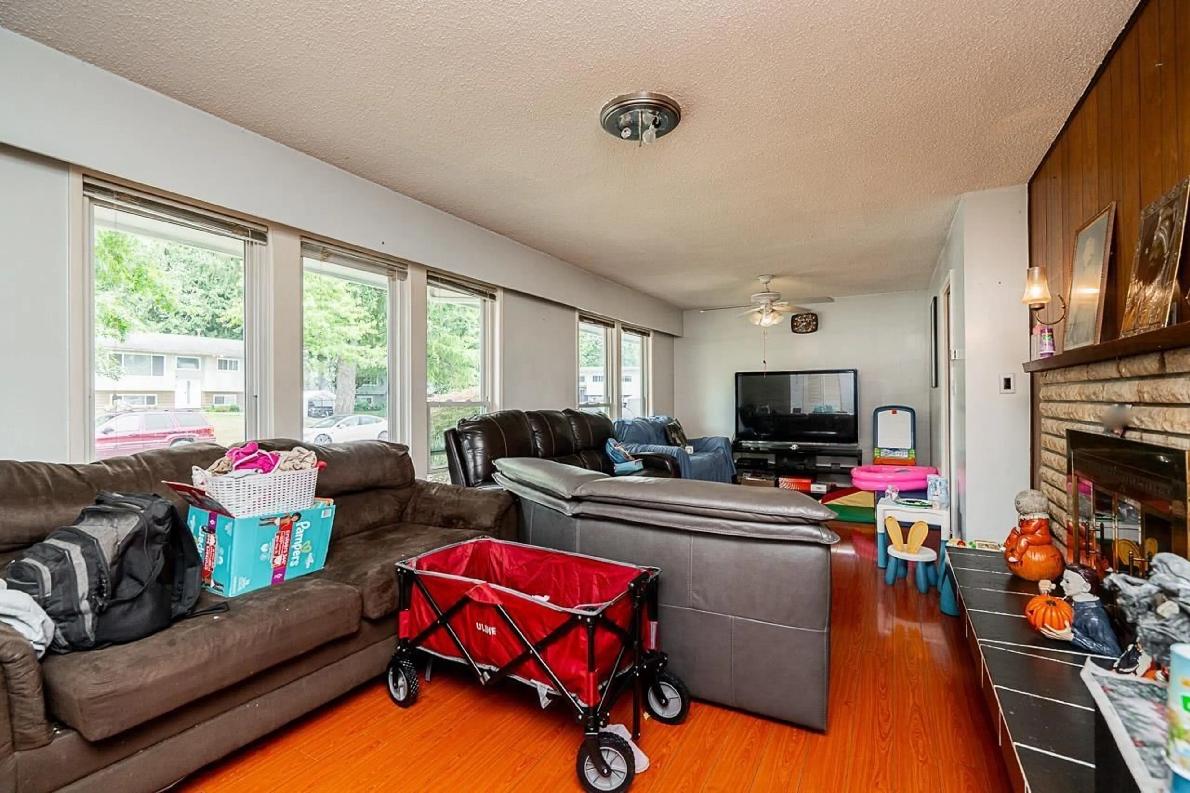 Living room with furniture, unknown for 9303 STUART, Surrey British Columbia V3V1T8