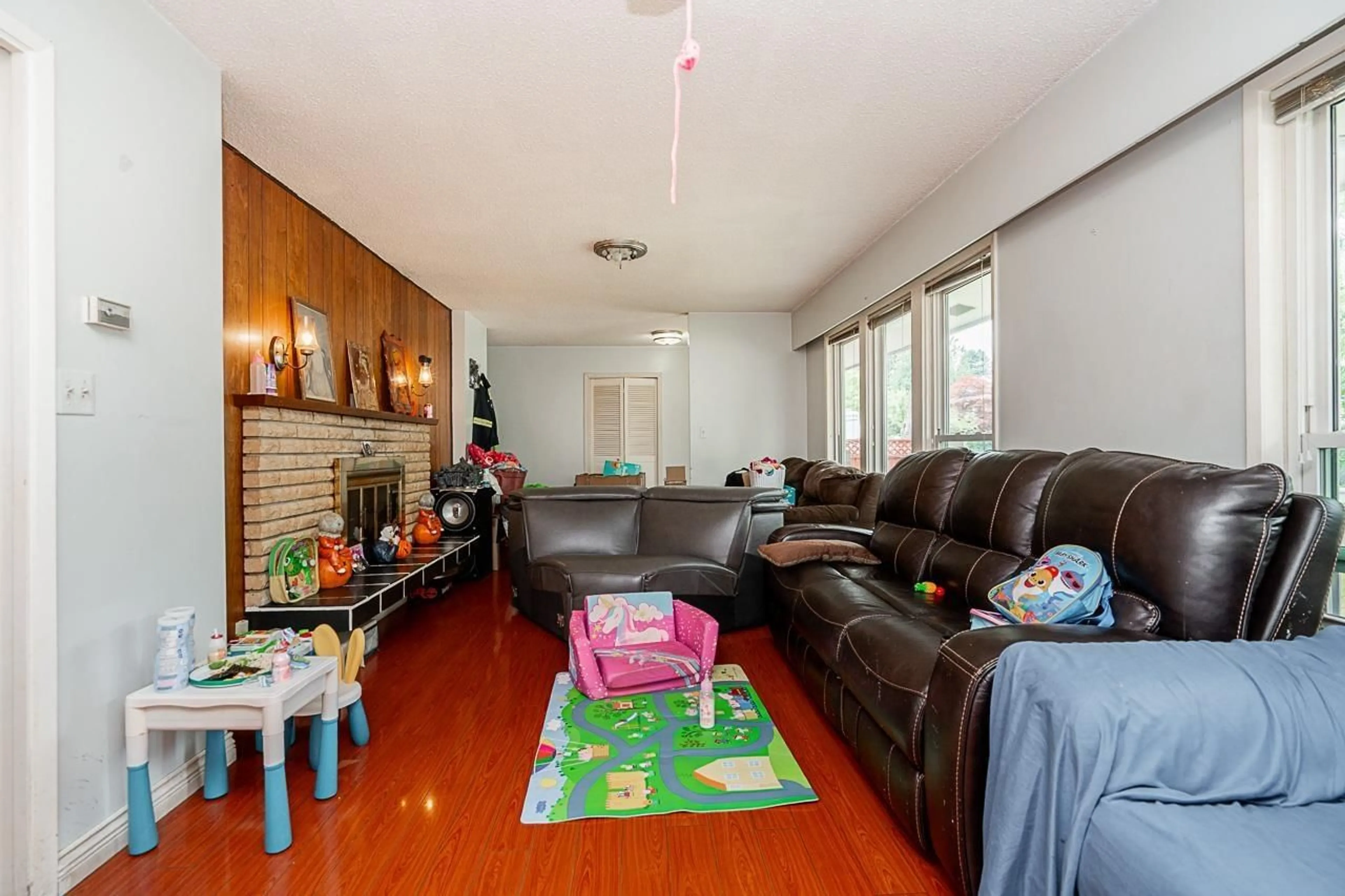 Living room with furniture, unknown for 9303 STUART, Surrey British Columbia V3V1T8