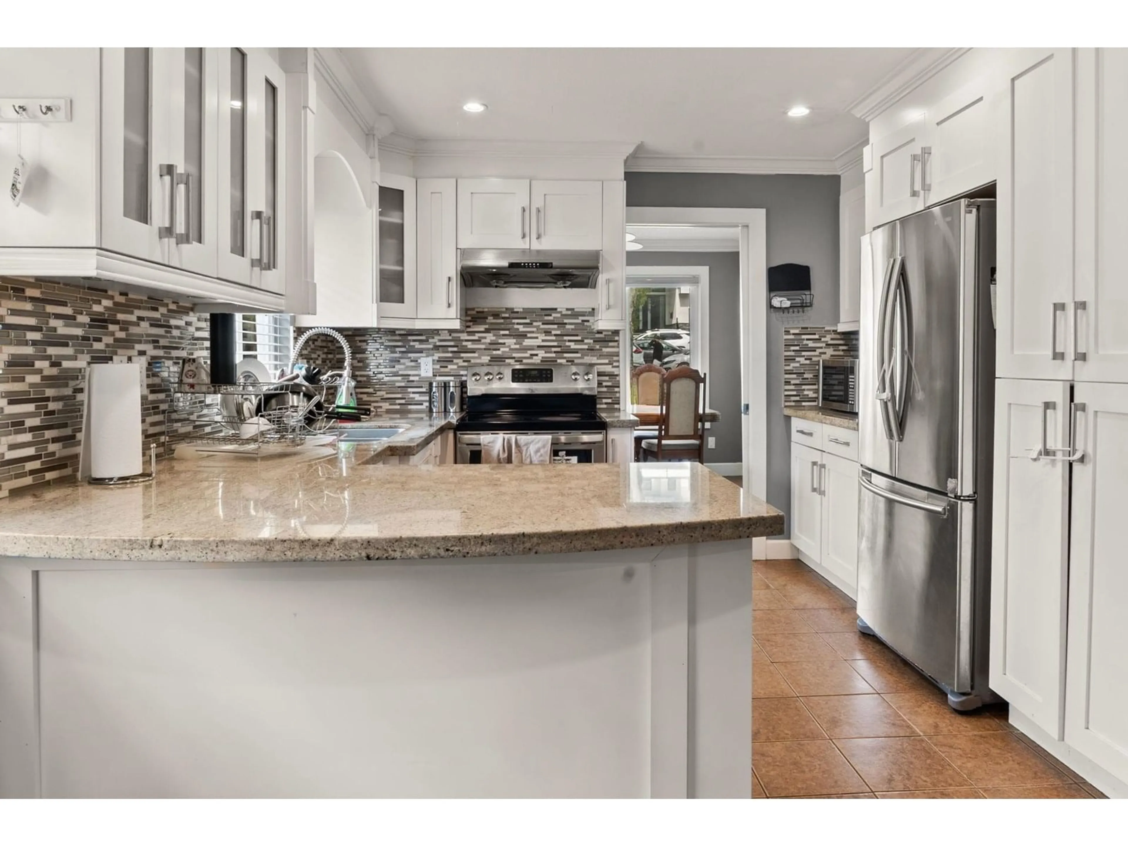 Open concept kitchen, ceramic/tile floor for 15042 85A, Surrey British Columbia V3S6A5