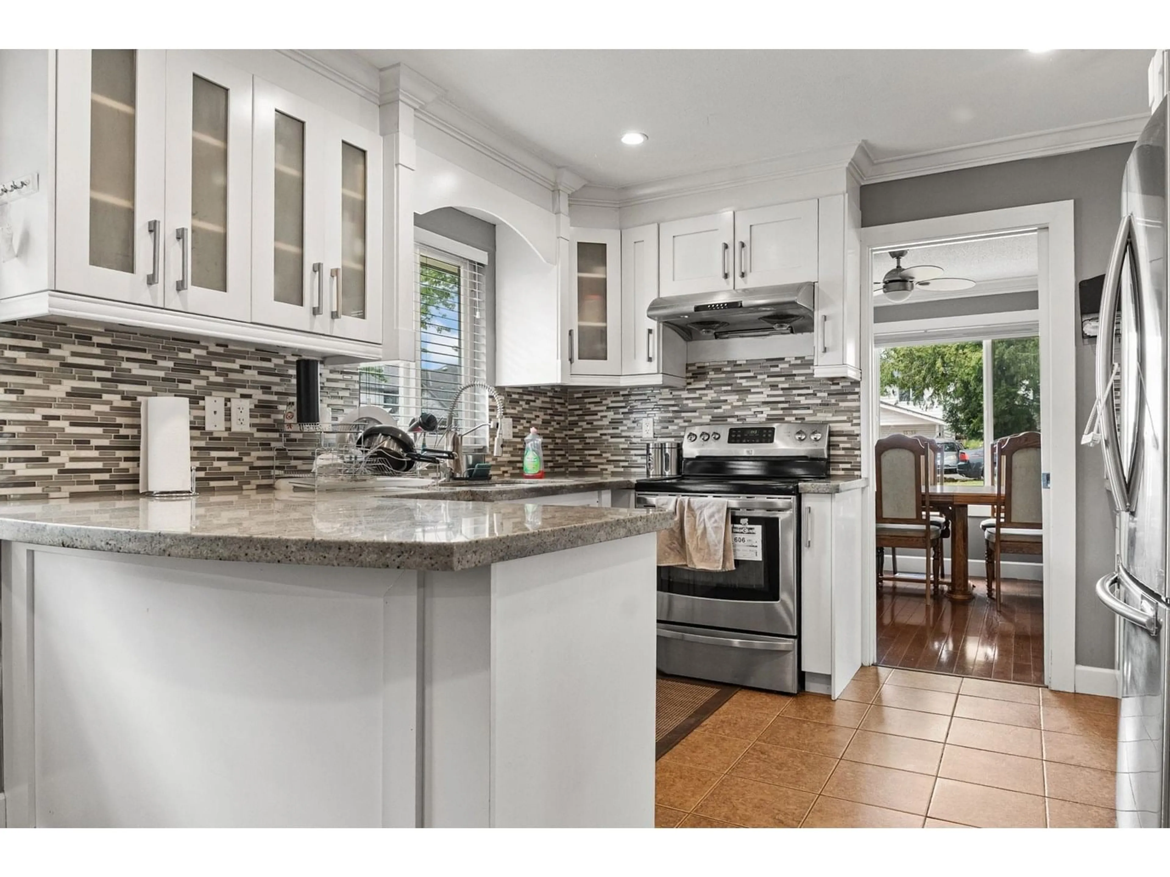 Open concept kitchen, ceramic/tile floor for 15042 85A, Surrey British Columbia V3S6A5